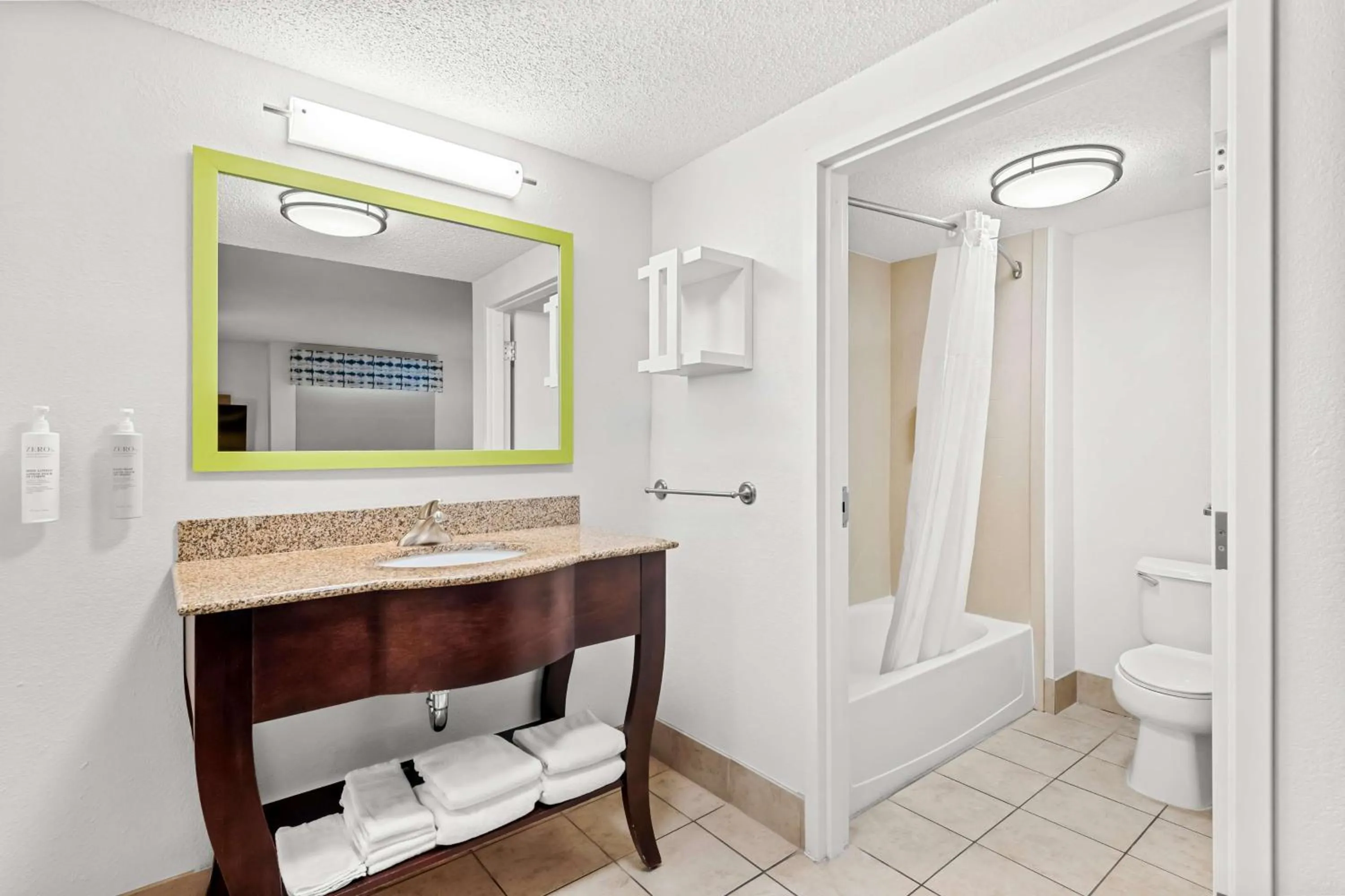 Bathroom in Hampton Inn Chattanooga-North