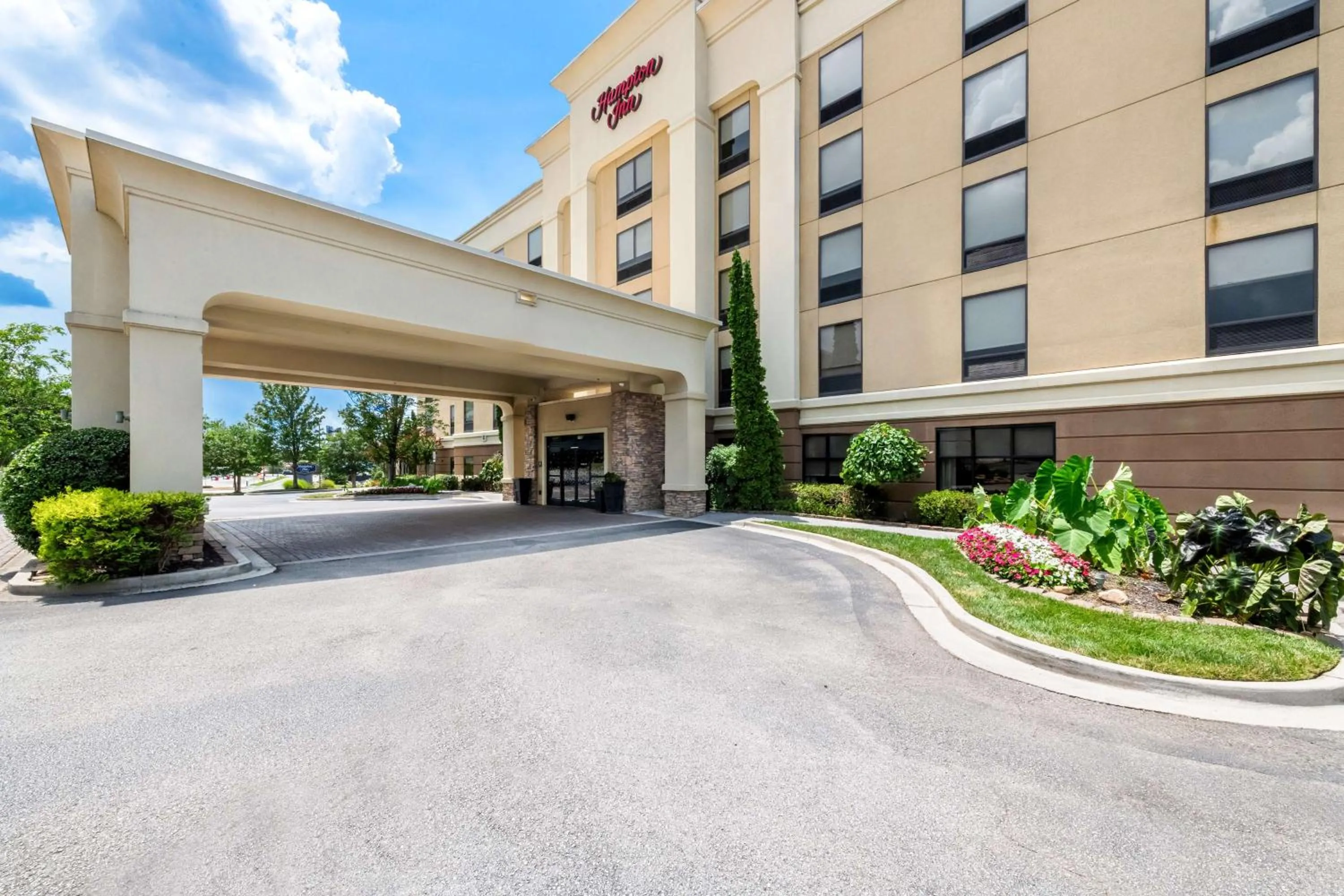 Property building in Hampton Inn Chattanooga-North