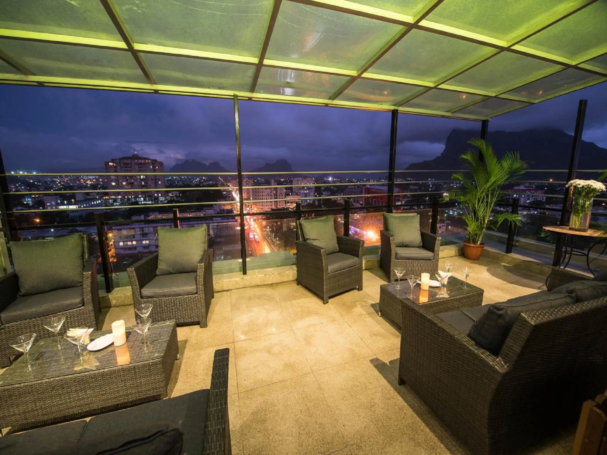 Restaurant/places to eat in Palms Hotel