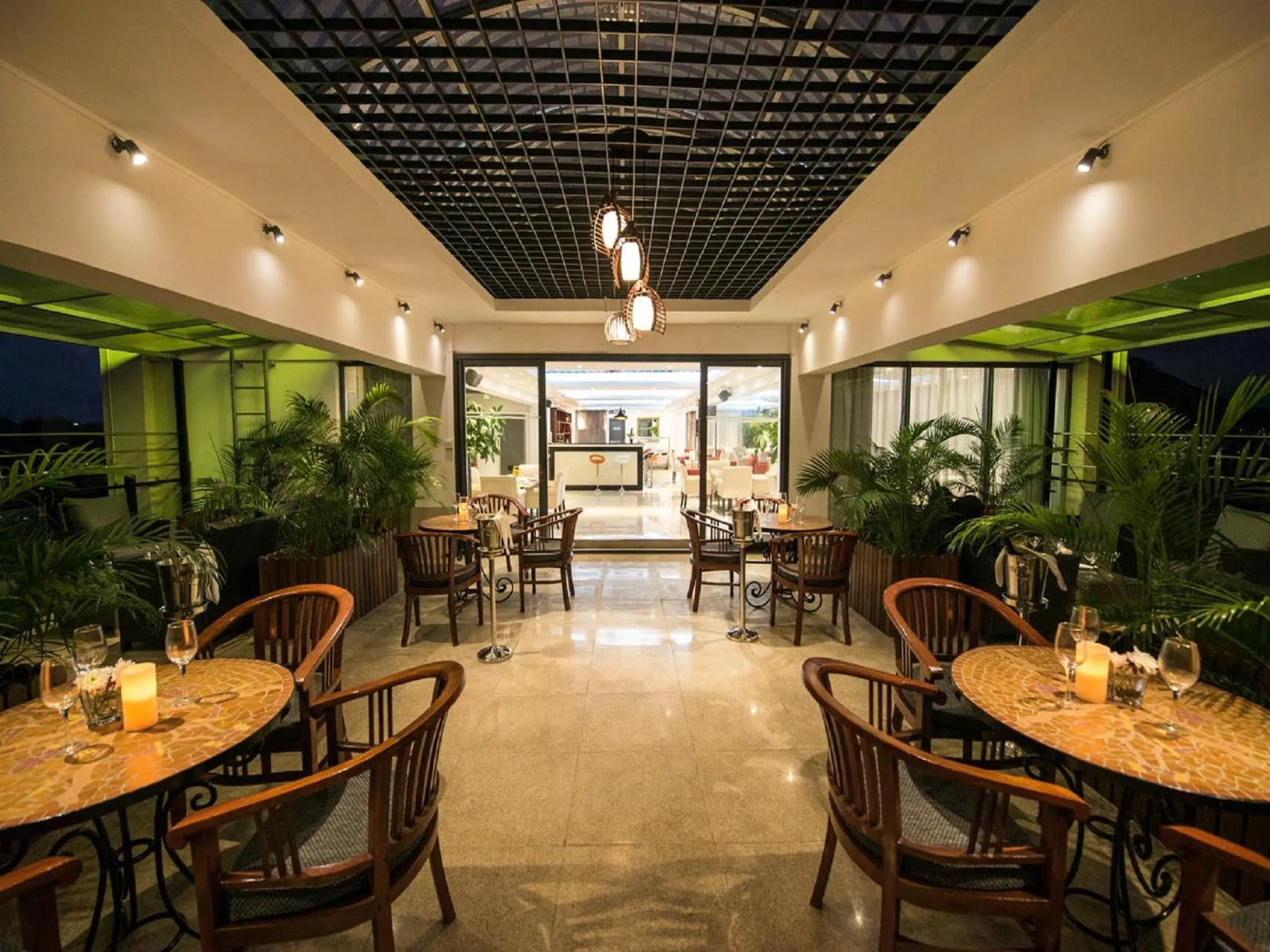 Restaurant/places to eat in Palms Hotel