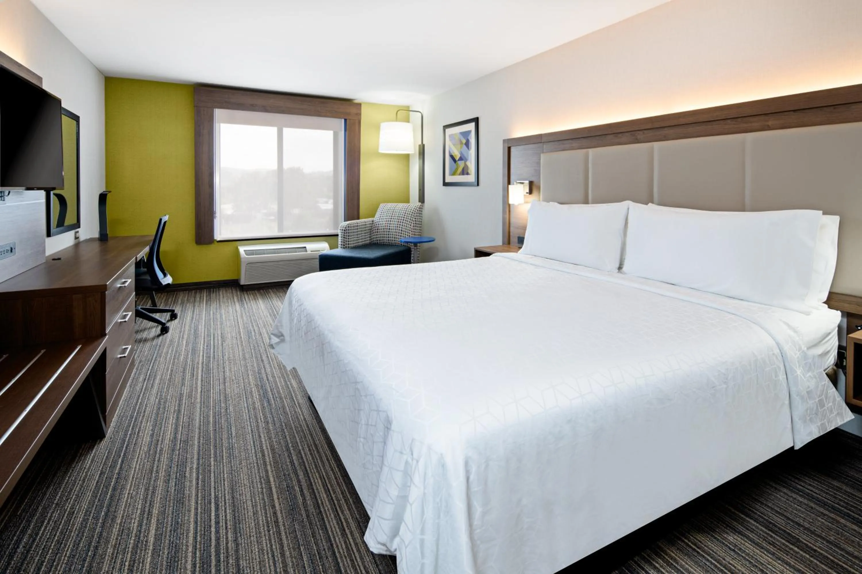 Photo of the whole room, Bed in Holiday Inn Express Hotel & Suites Atascadero by IHG