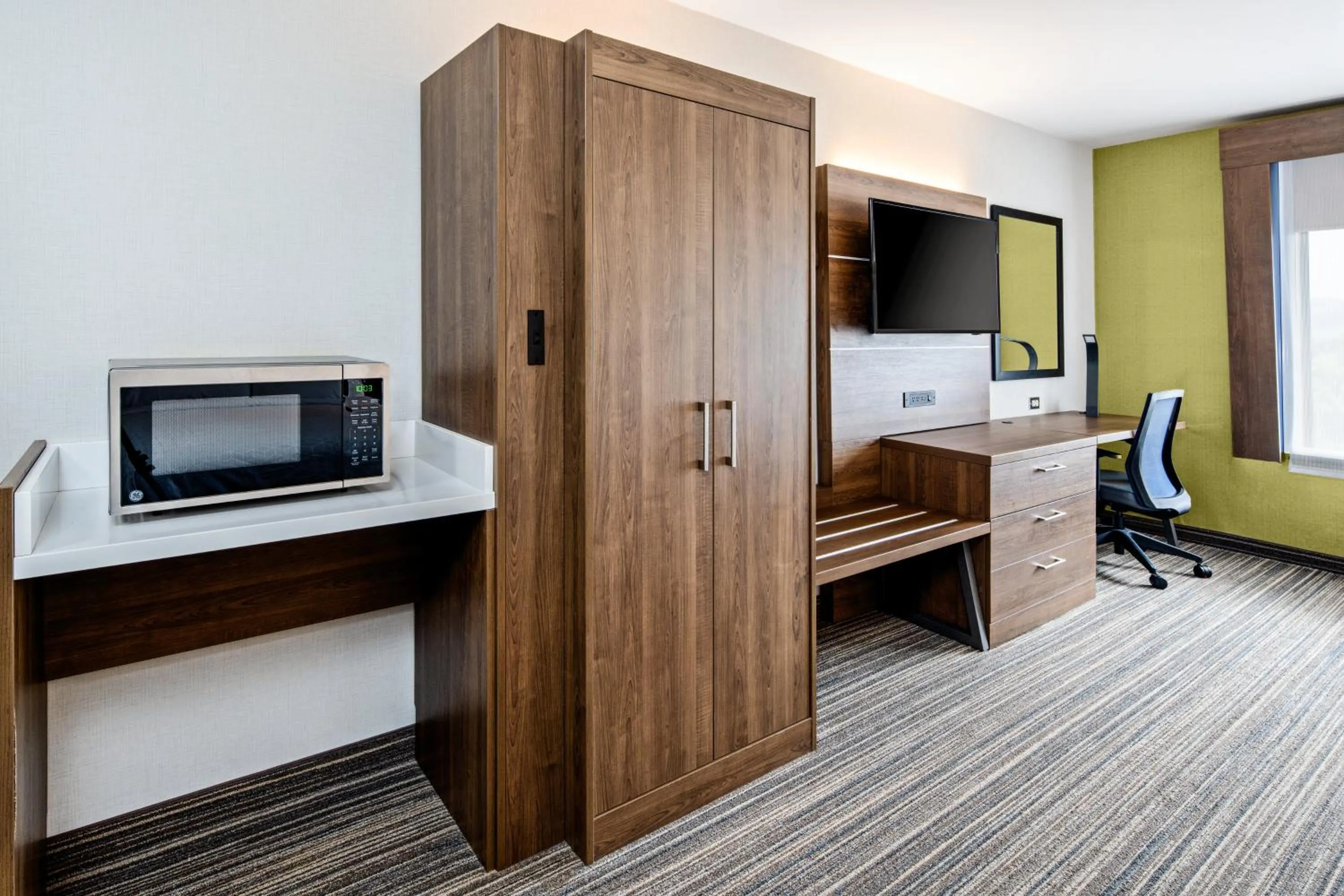 Photo of the whole room, Bed in Holiday Inn Express Hotel & Suites Atascadero by IHG