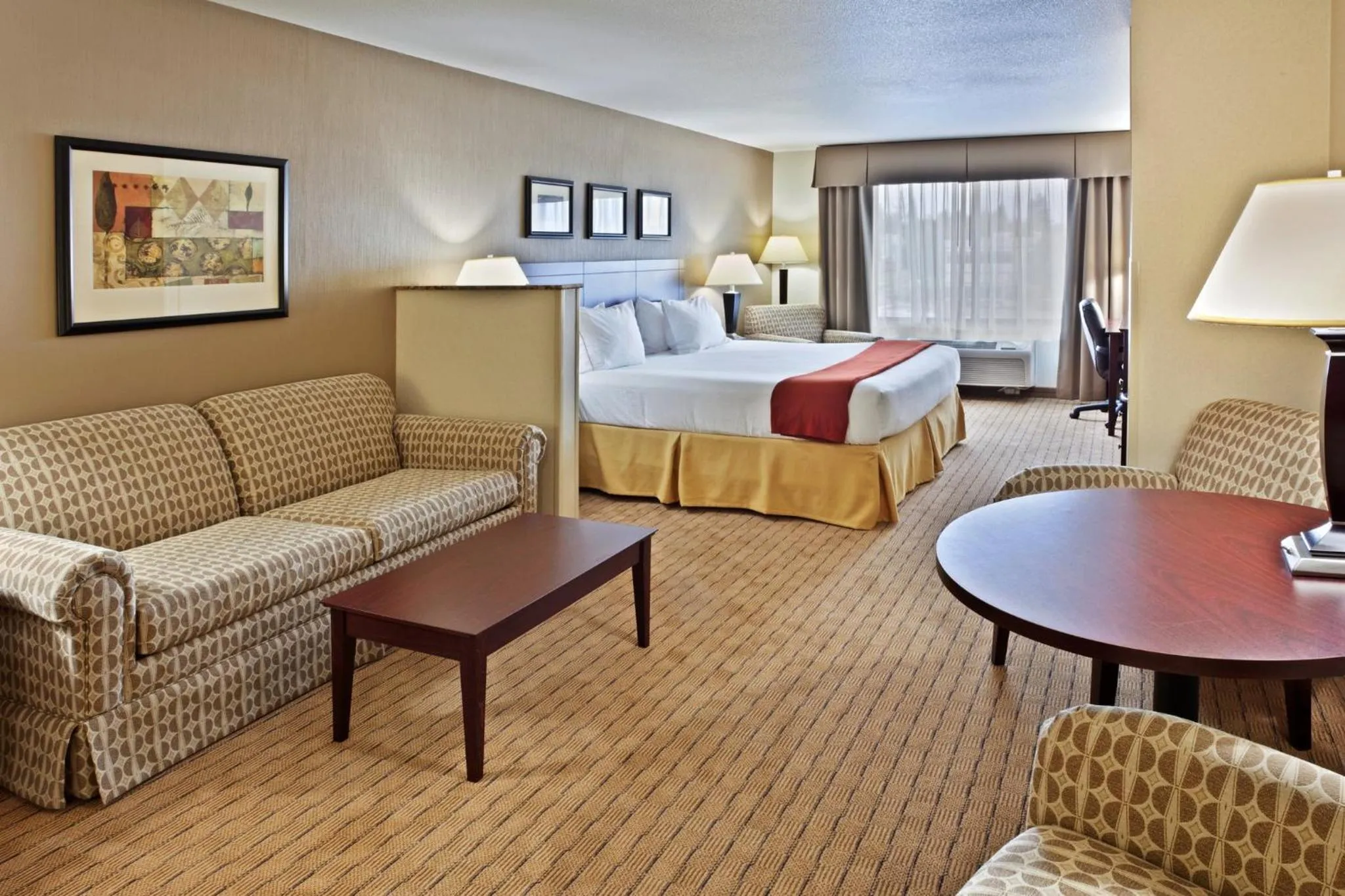 Photo of the whole room, Bed in Holiday Inn Express Hotel & Suites Vancouver Mall-Portland Area by IHG