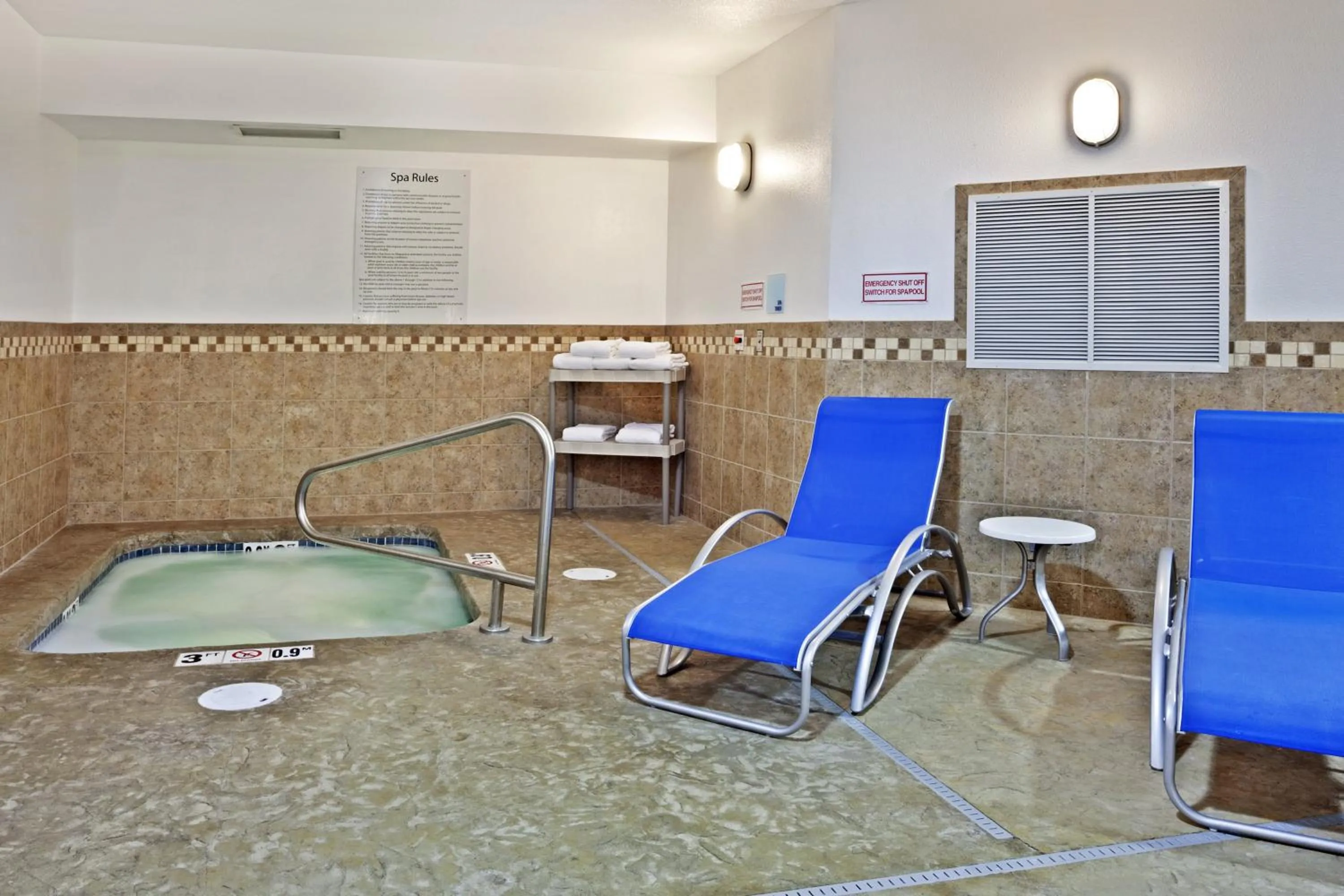 Swimming pool in Holiday Inn Express Hotel & Suites Vancouver Mall-Portland Area by IHG