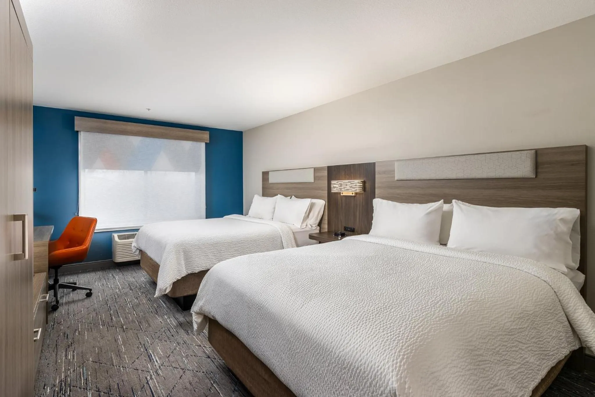 Photo of the whole room, Bed in Holiday Inn Express Hotel & Suites Vancouver Mall-Portland Area by IHG
