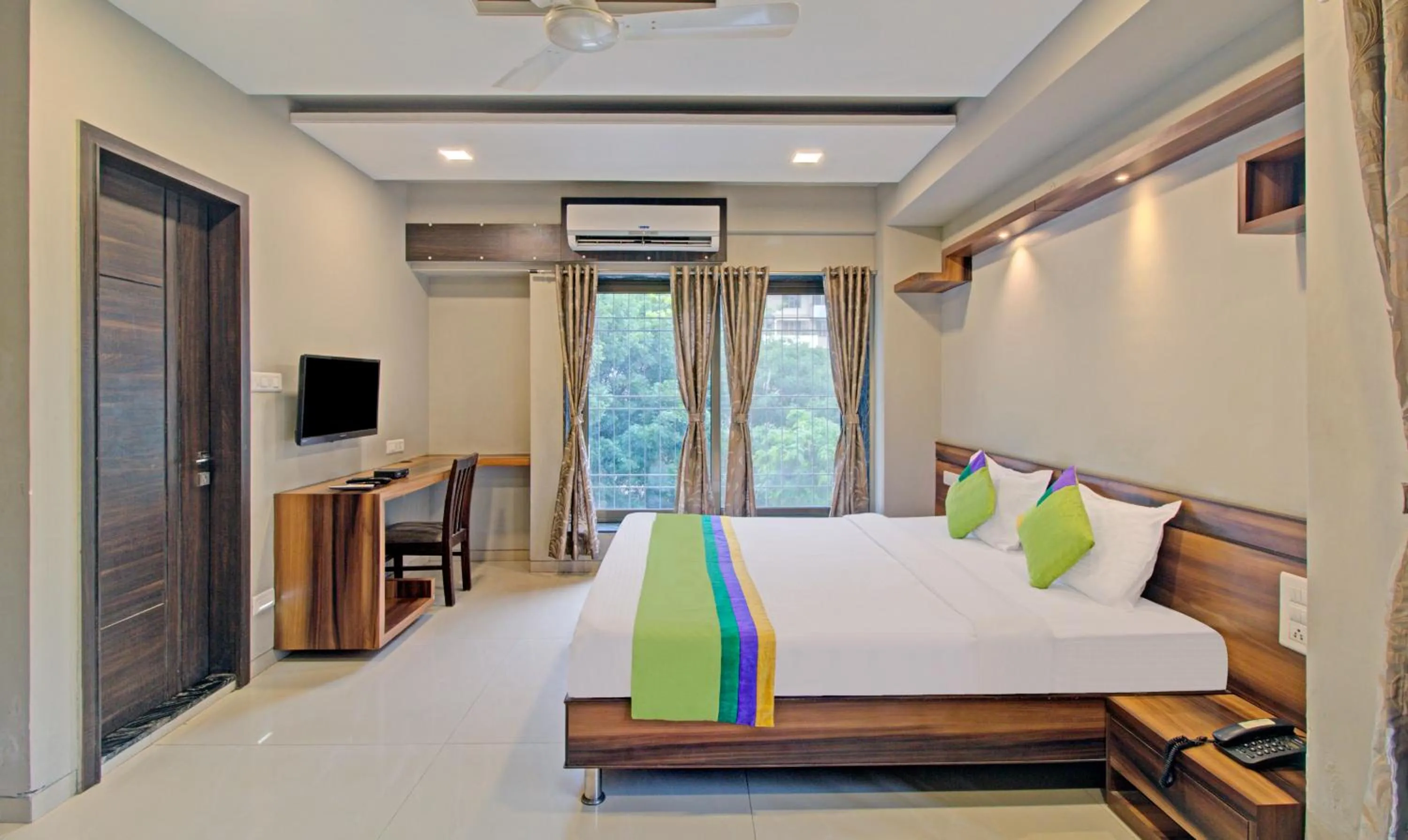 Photo of the whole room, Bed in Treebo Sumati Baner
