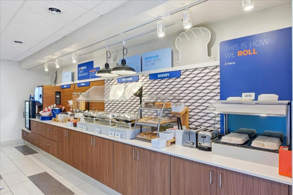 Breakfast in Holiday Inn Express & Suites Bethlehem Airport-Allentown Area