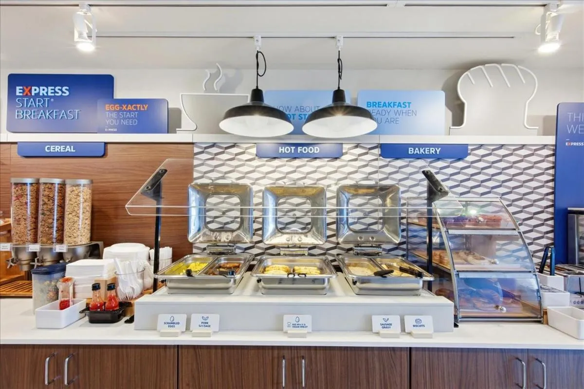Breakfast in Holiday Inn Express & Suites Bethlehem Airport-Allentown Area