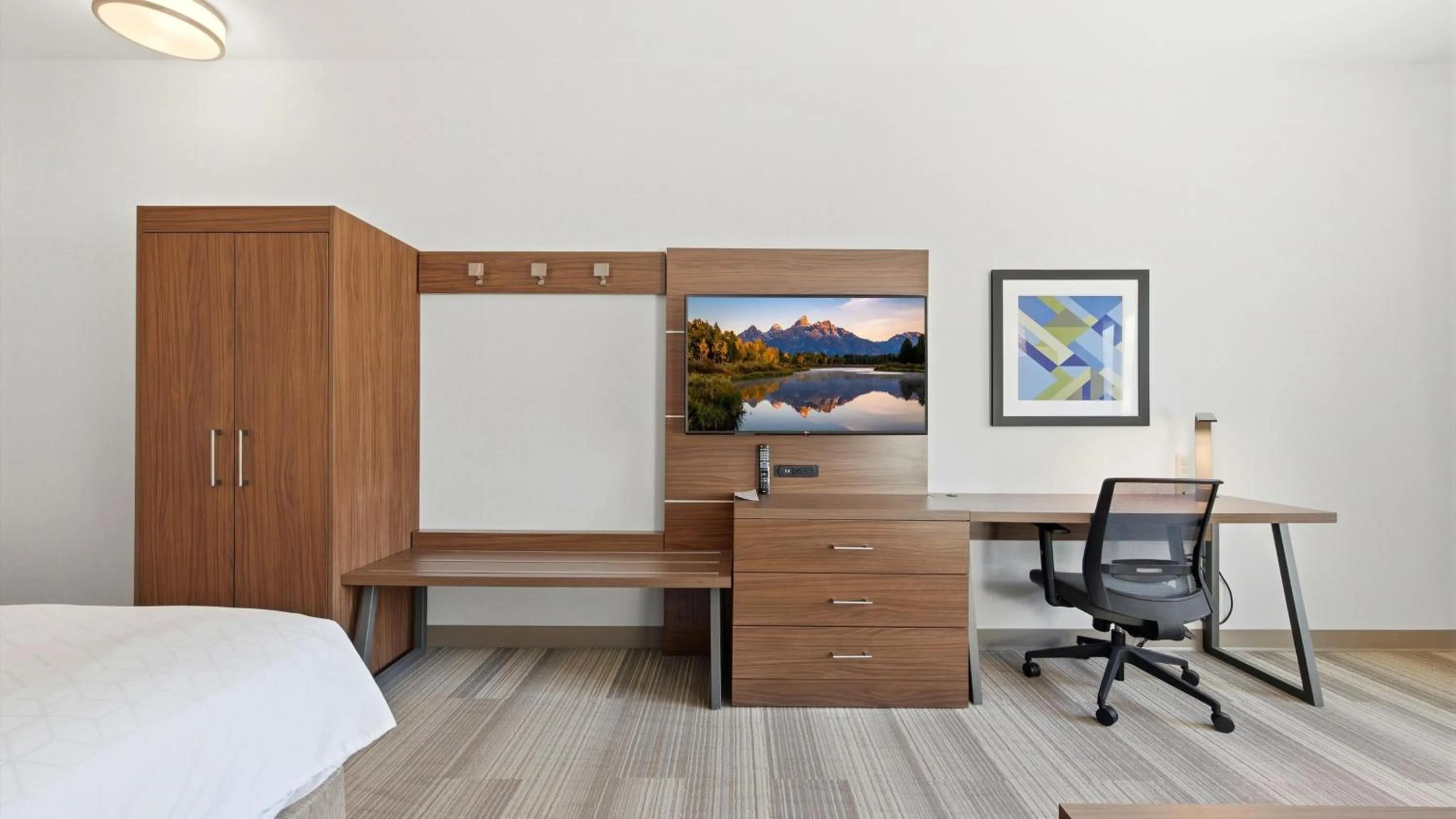 Photo of the whole room, Bed in Holiday Inn Express & Suites Bethlehem Airport-Allentown Area