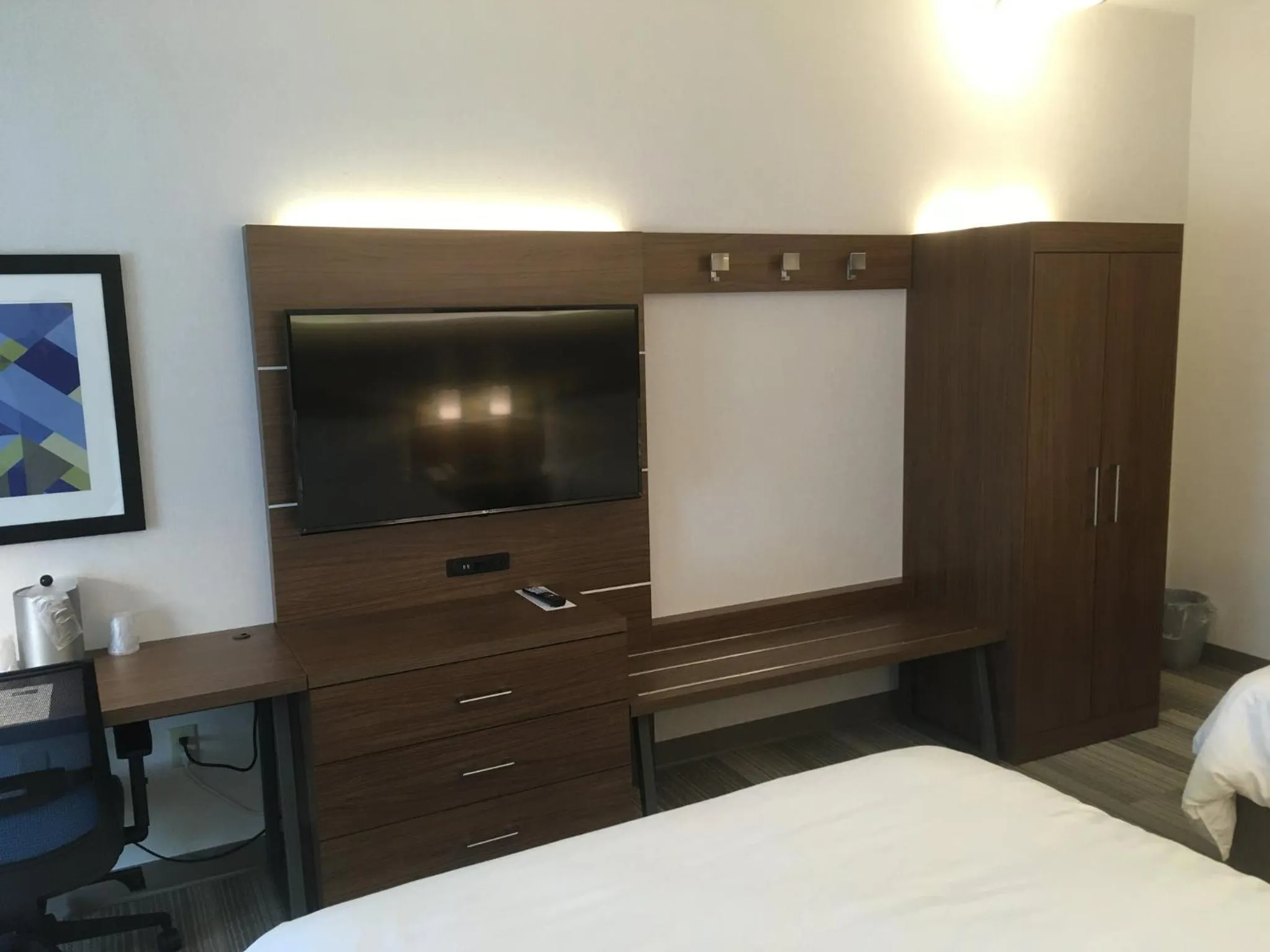 Photo of the whole room, Bed in Holiday Inn Express & Suites Bethlehem Airport-Allentown Area