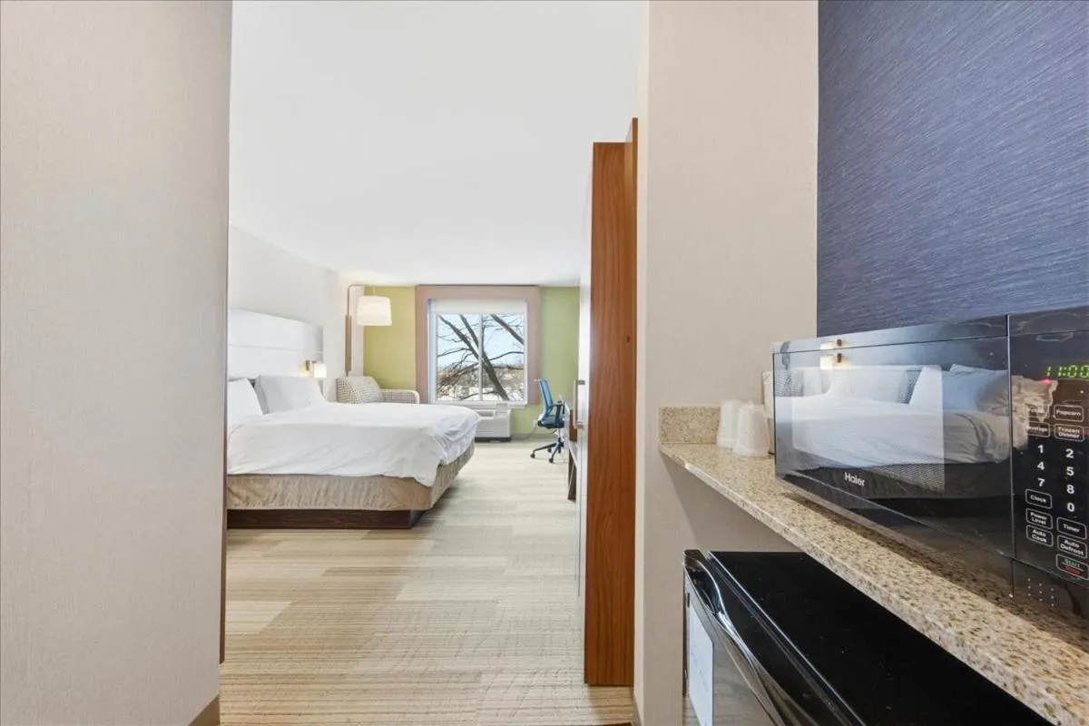 Bedroom, Bed in Holiday Inn Express & Suites Bethlehem Airport-Allentown Area