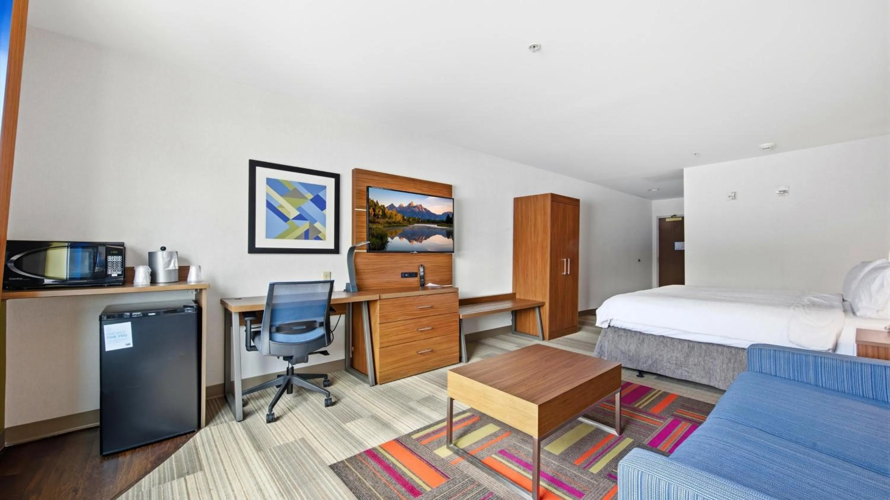 Photo of the whole room, Bed in Holiday Inn Express & Suites Bethlehem Airport-Allentown Area