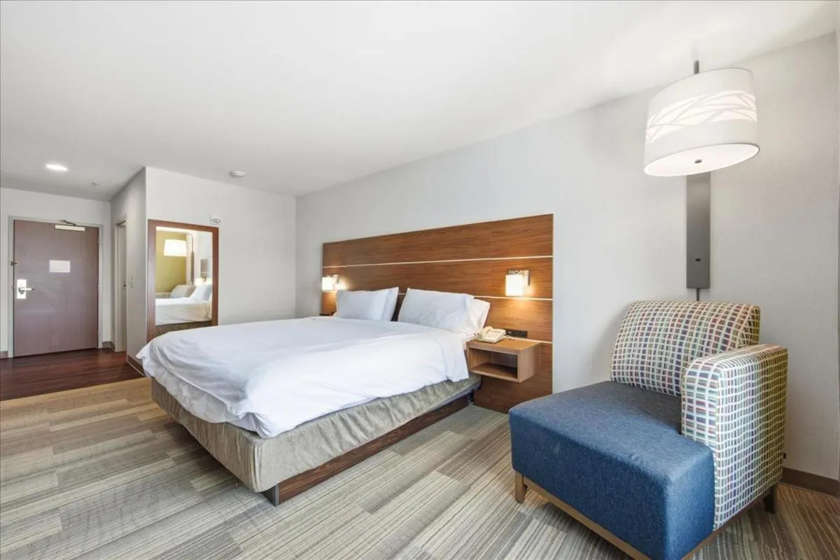 Bedroom, Bed in Holiday Inn Express & Suites Bethlehem Airport-Allentown Area