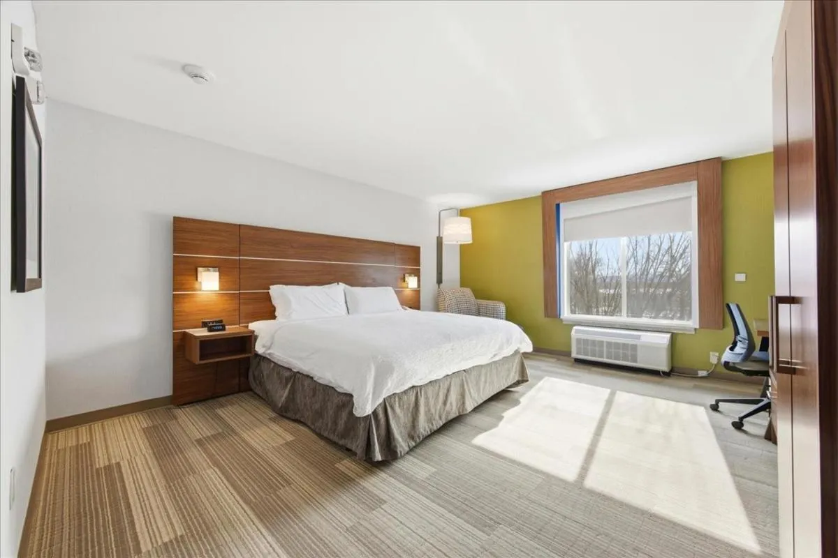 Bedroom, Bed in Holiday Inn Express & Suites Bethlehem Airport-Allentown Area