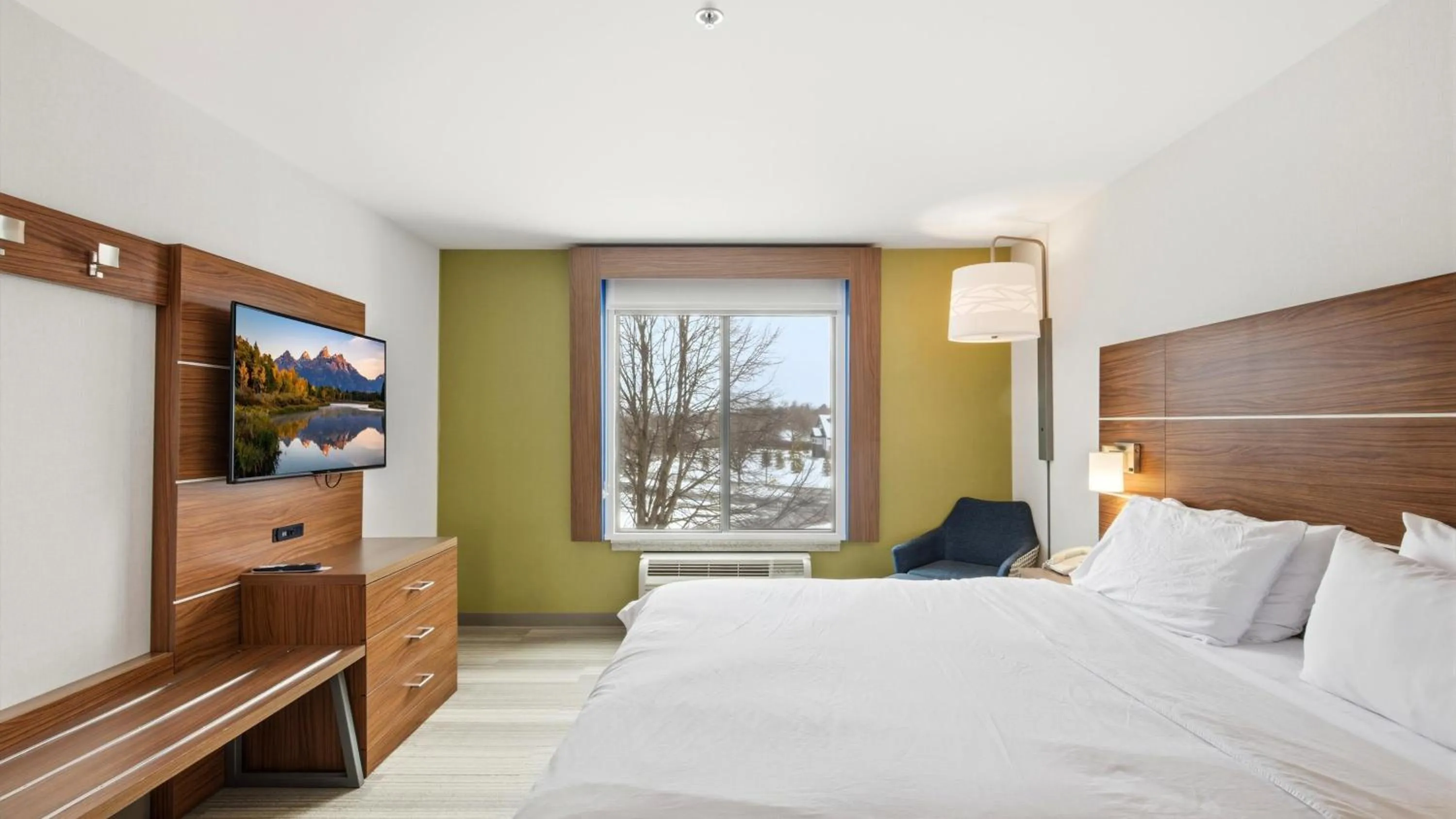 Photo of the whole room, Bed in Holiday Inn Express & Suites Bethlehem Airport-Allentown Area