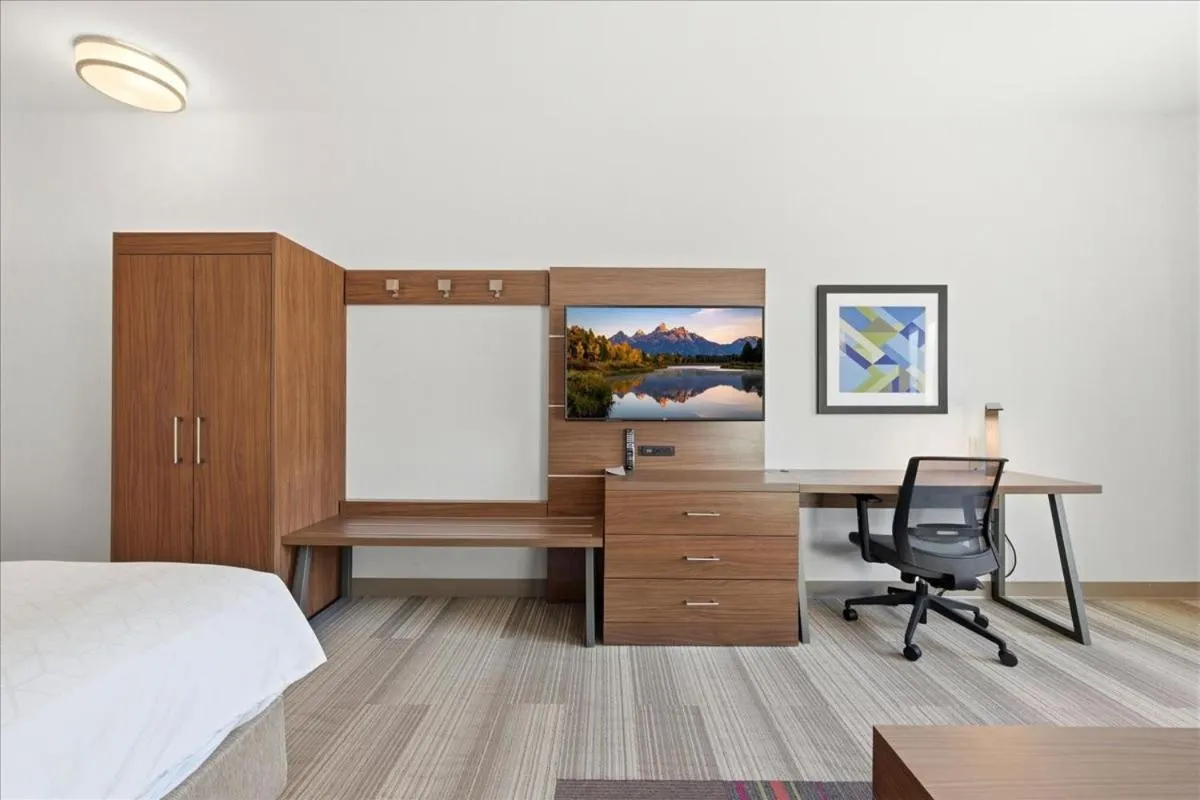 Bedroom, Bed in Holiday Inn Express & Suites Bethlehem Airport-Allentown Area