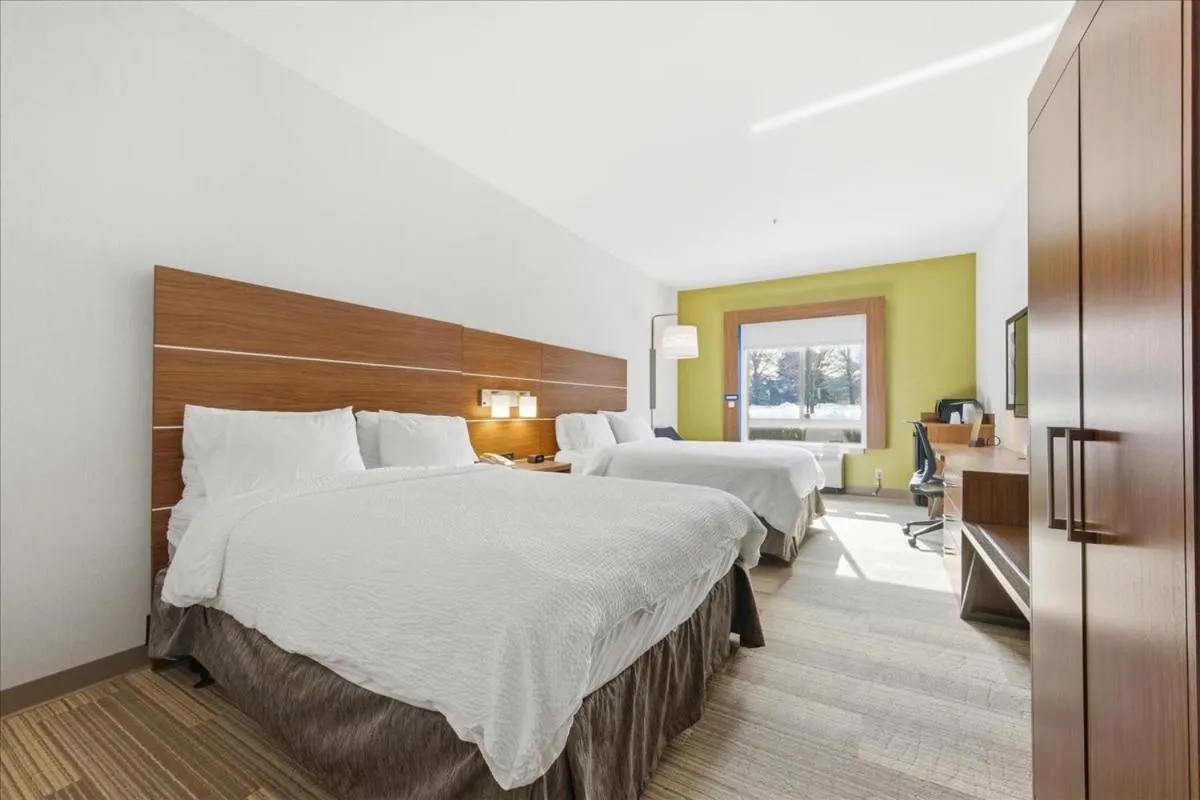 Bed in Holiday Inn Express & Suites Bethlehem Airport-Allentown Area