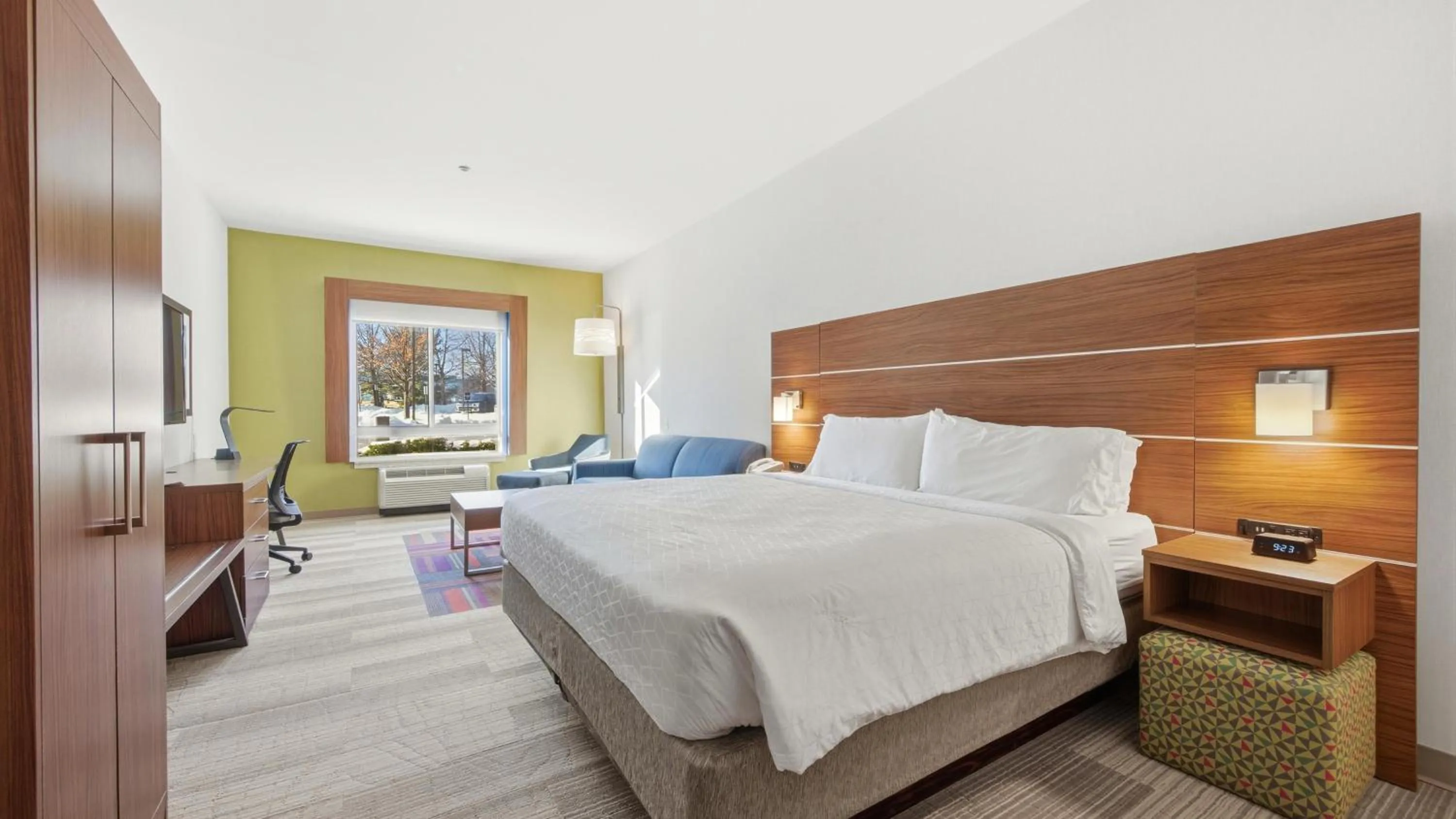 Photo of the whole room, Bed in Holiday Inn Express & Suites Bethlehem Airport-Allentown Area