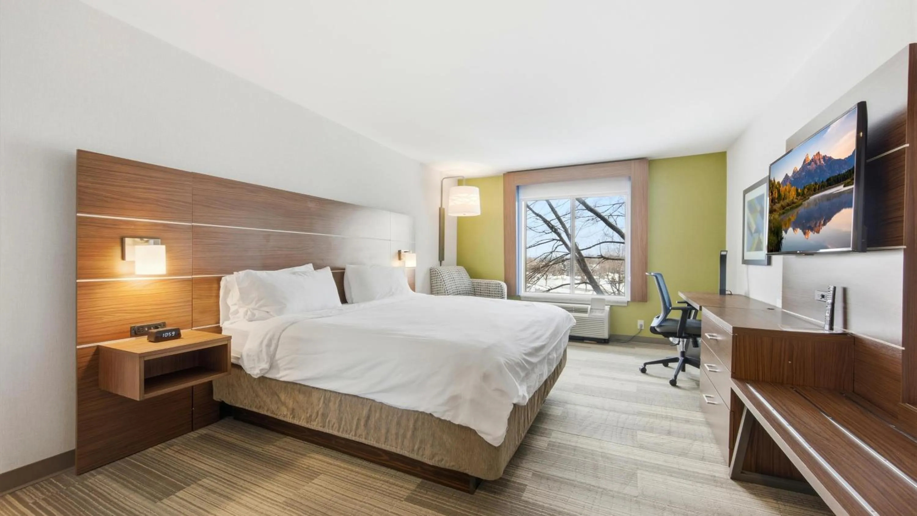 Photo of the whole room, Bed in Holiday Inn Express & Suites Bethlehem Airport-Allentown Area