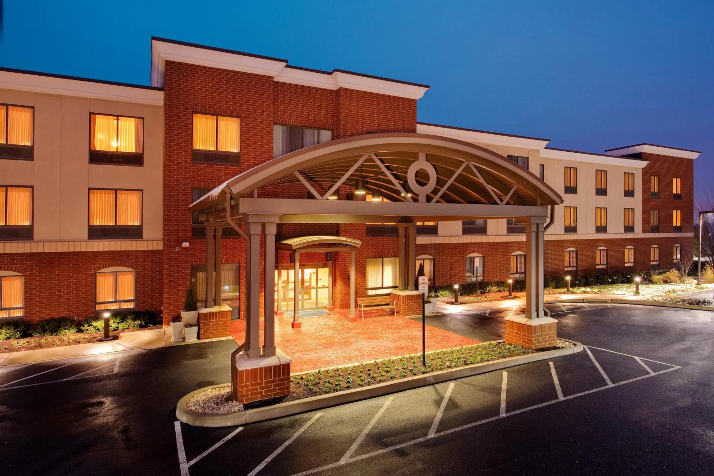 Property building in Holiday Inn Express & Suites Bethlehem Arpt-Allentown Area