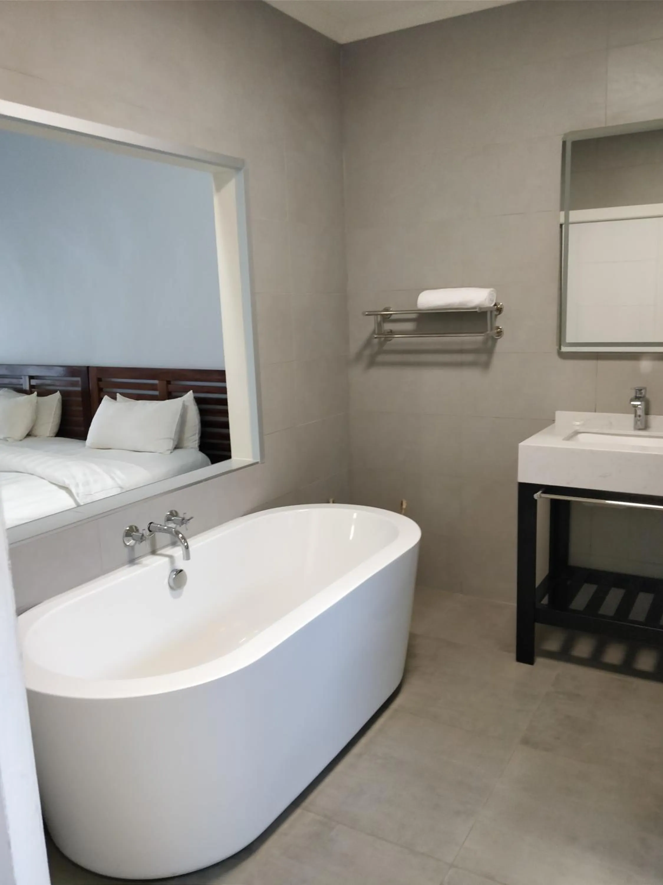 Bathroom, Bed in Lake Kariba Inns