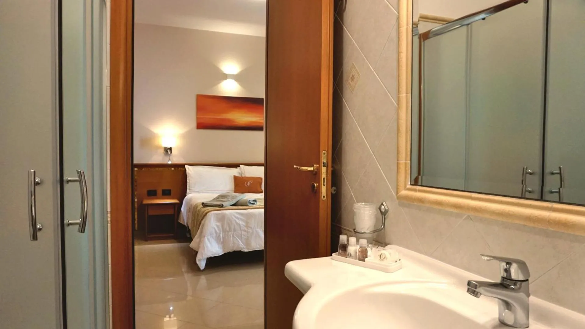 Bathroom, Bed in Hotel Residence Piccolo