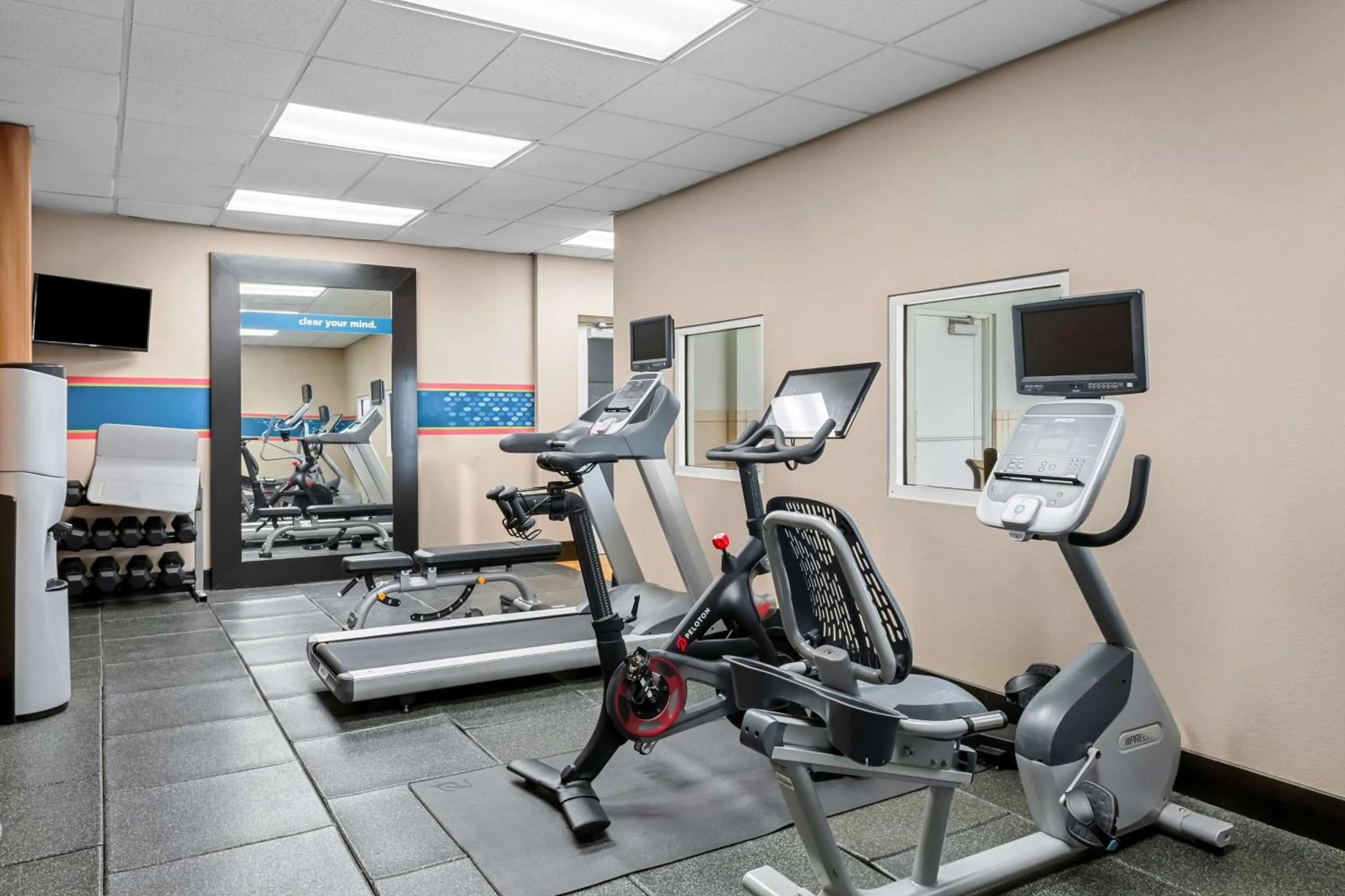 Fitness centre/facilities in Hampton Inn & Suites Charlotte-Airport