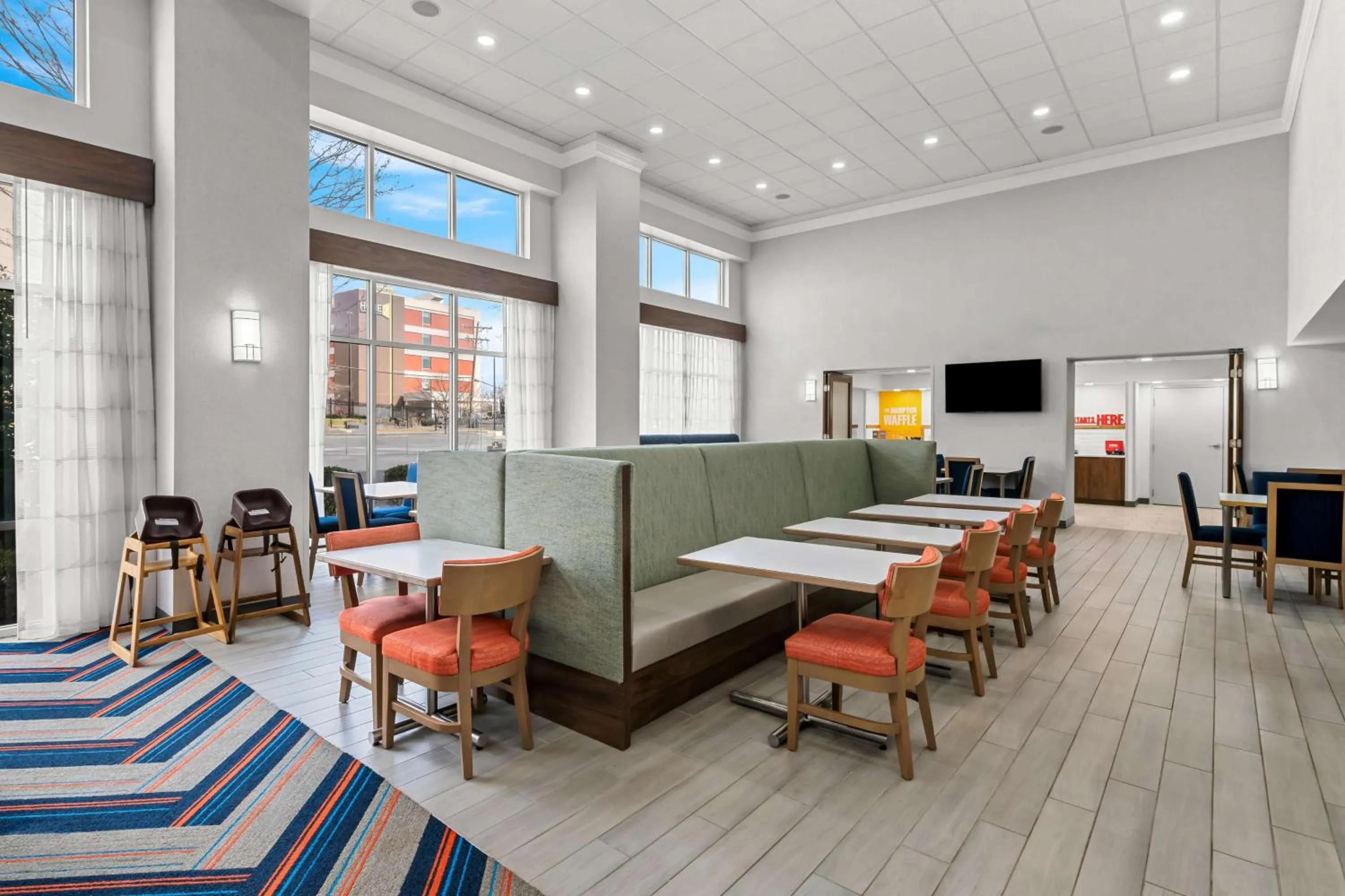 Breakfast in Hampton Inn & Suites Charlotte-Airport