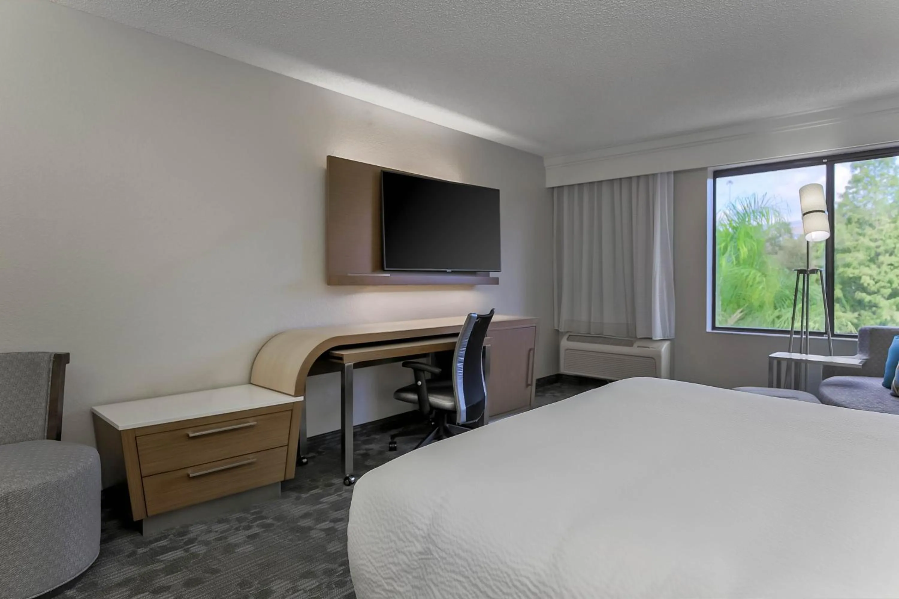 Bed in Courtyard Tampa Brandon