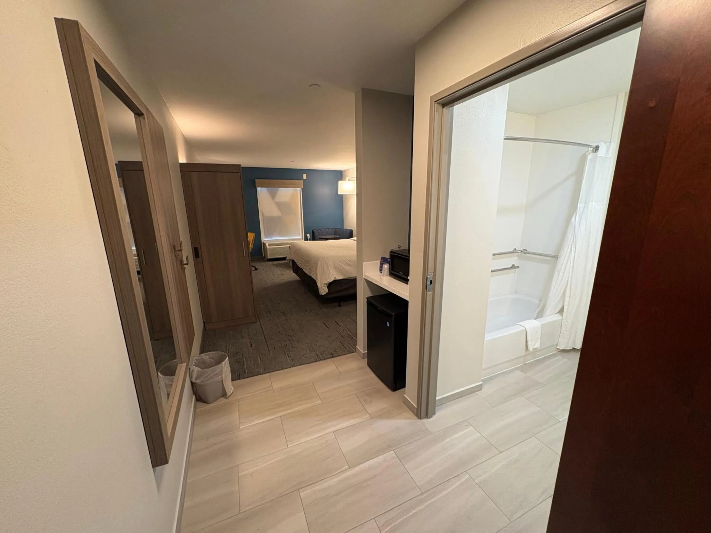 Photo of the whole room, Bed in Holiday Inn Express Hotel & Suites Lafayette by IHG