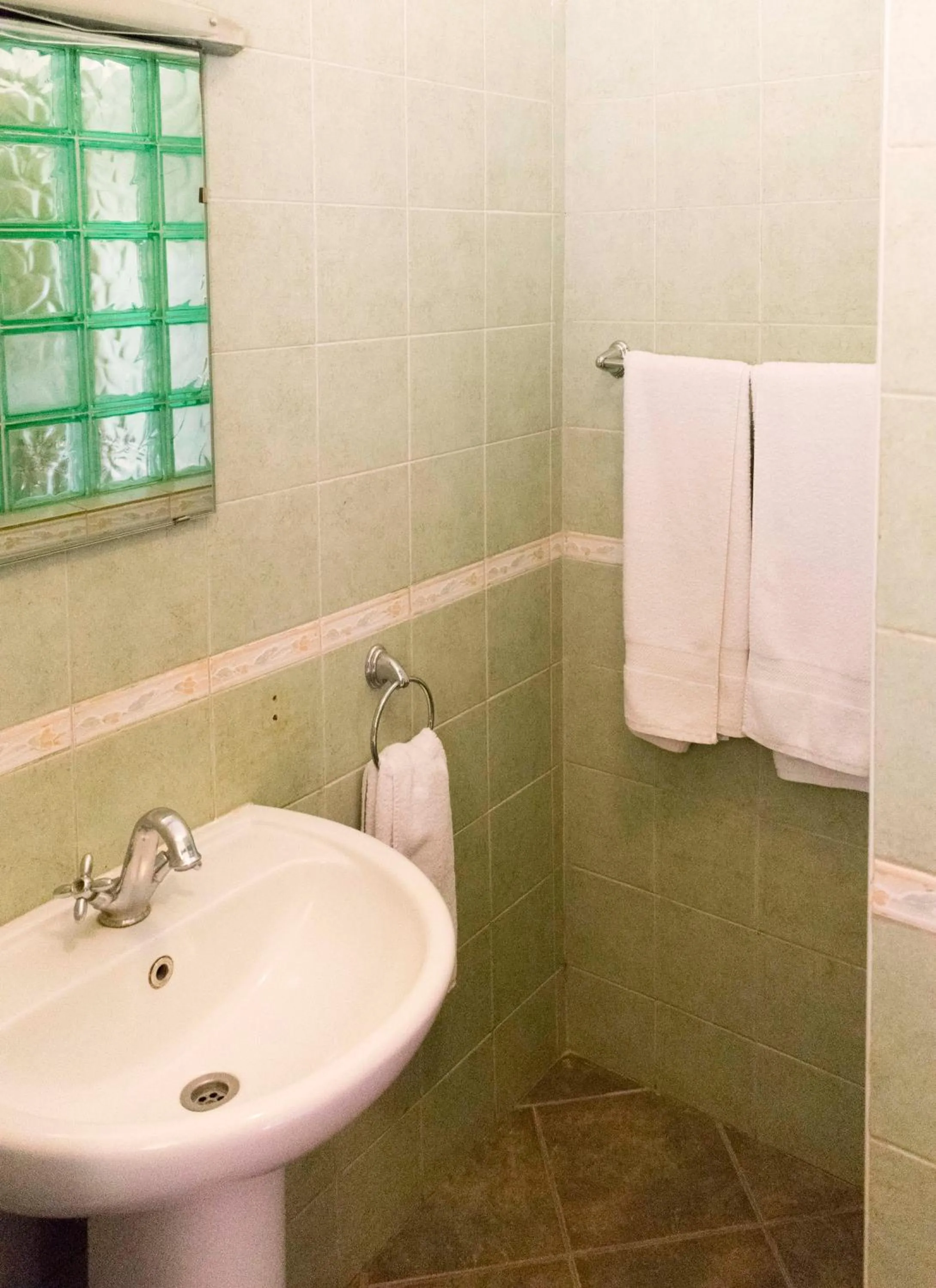 Bathroom in Mountains of the Moon Hotel Fort Portal