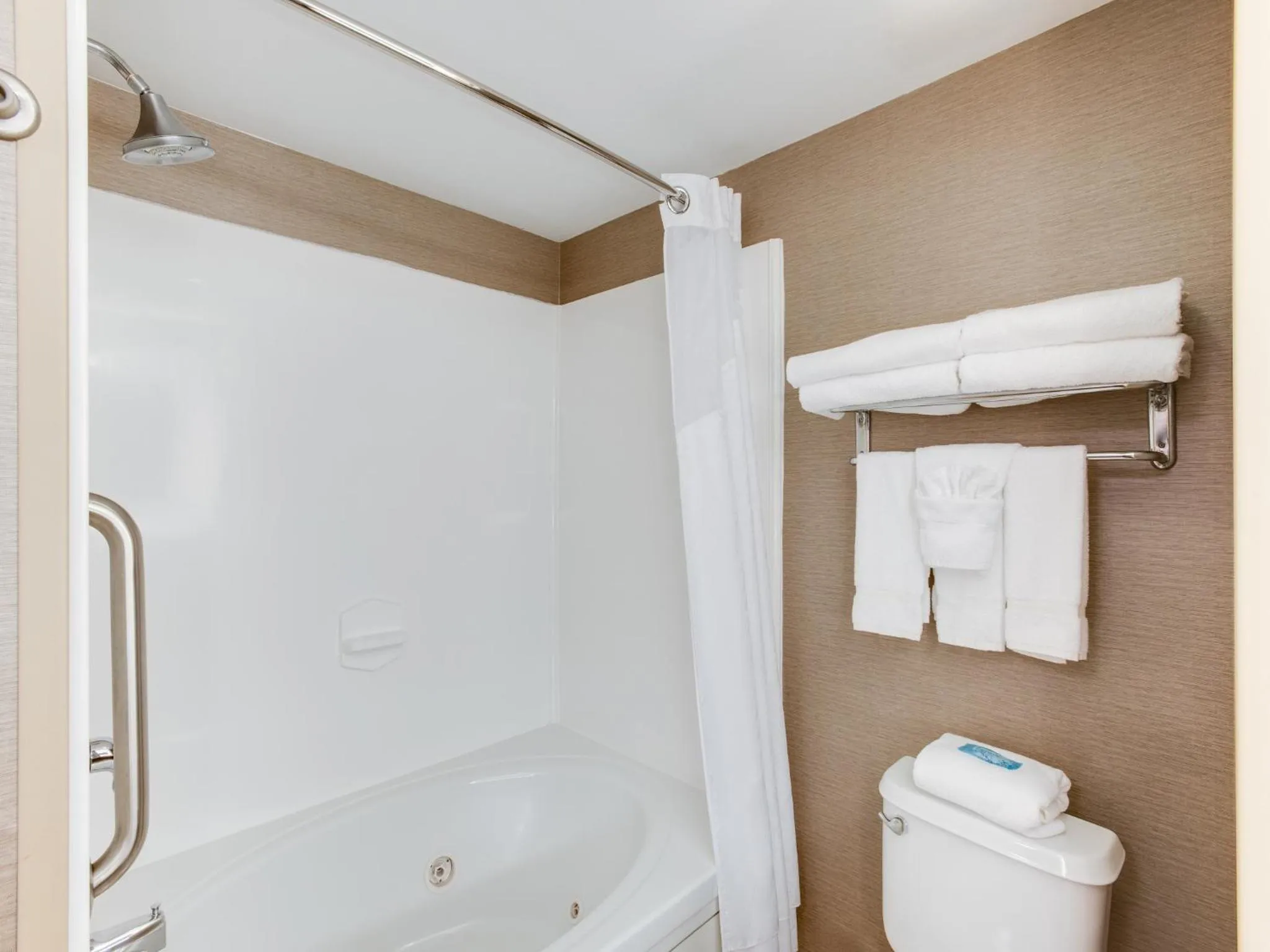 Bathroom in Holiday Inn Express Hotel & Suites Bethlehem by IHG