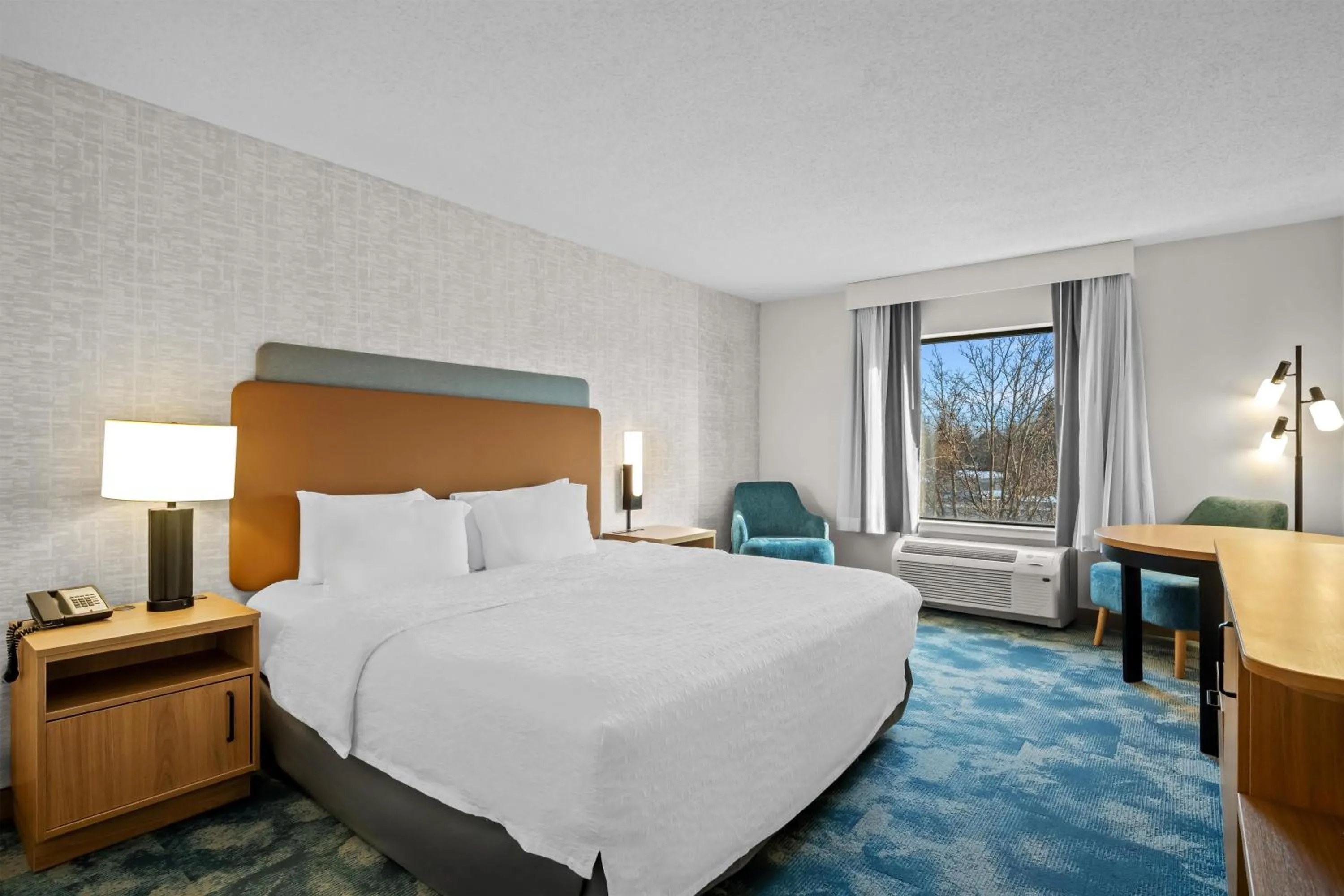 Bed in Hampton Inn & Suites Detroit-Canton