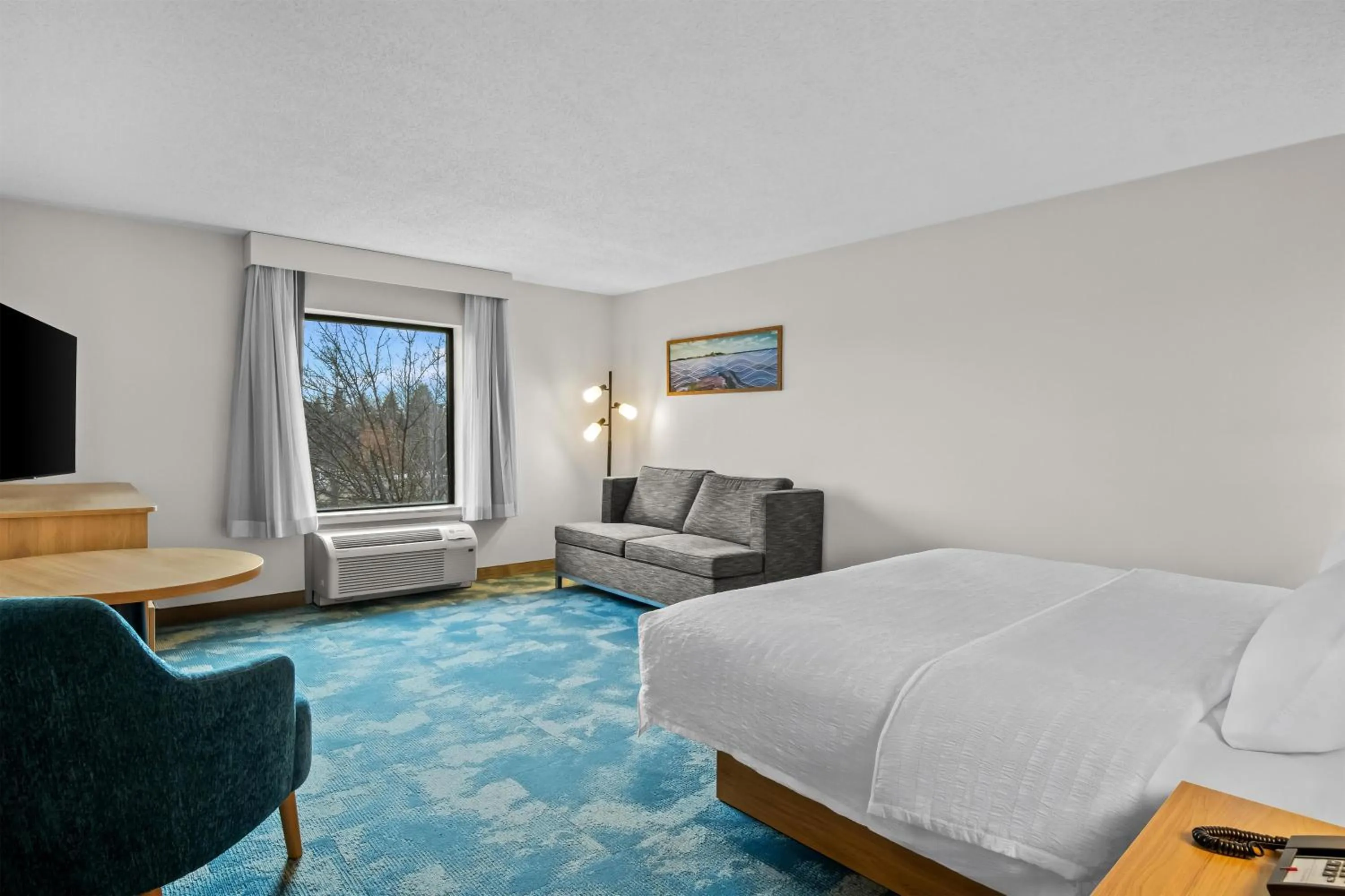 Bed in Hampton Inn & Suites Detroit-Canton