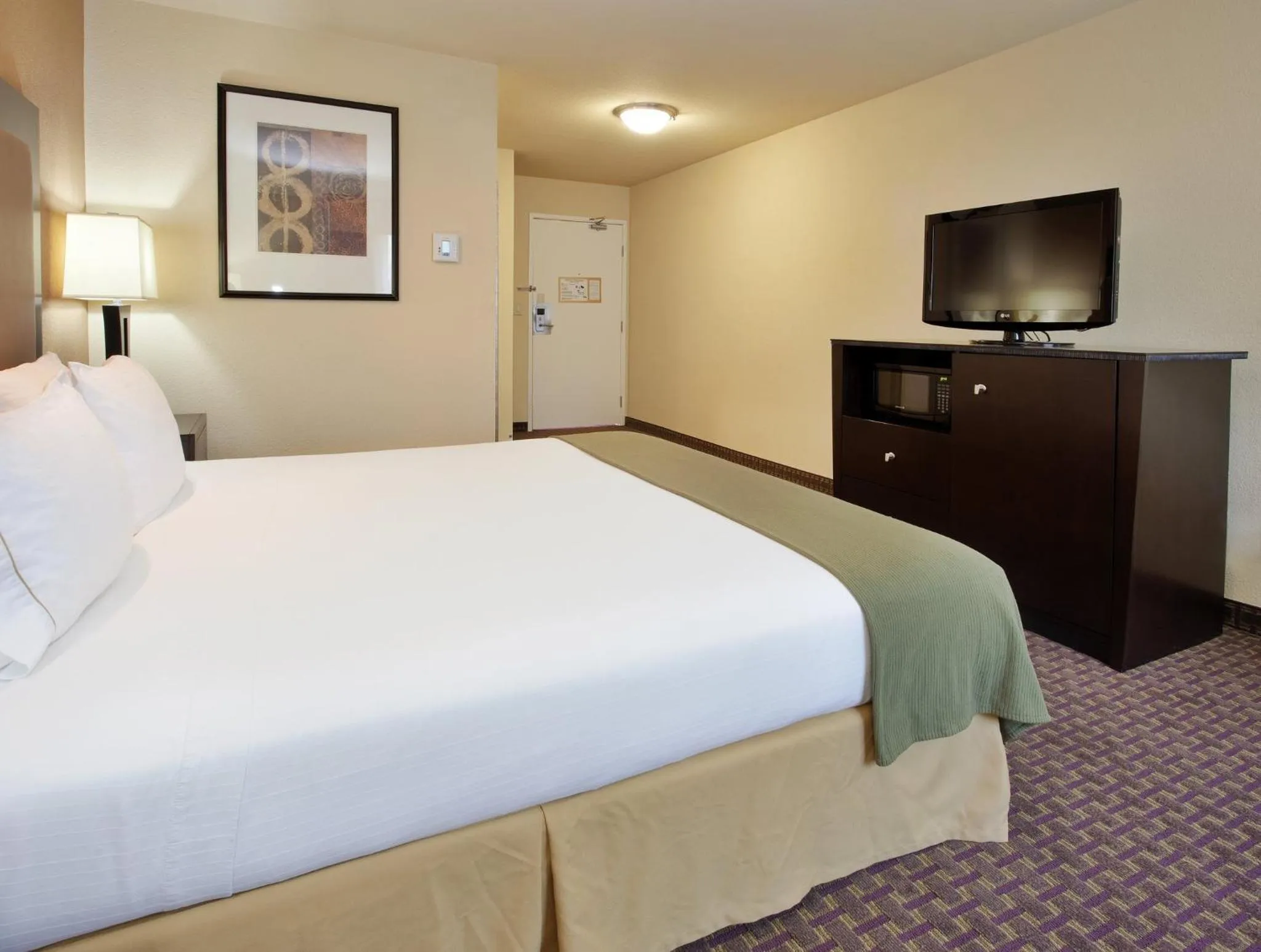 Photo of the whole room, Bed in Holiday Inn Express Union City San Jose by IHG