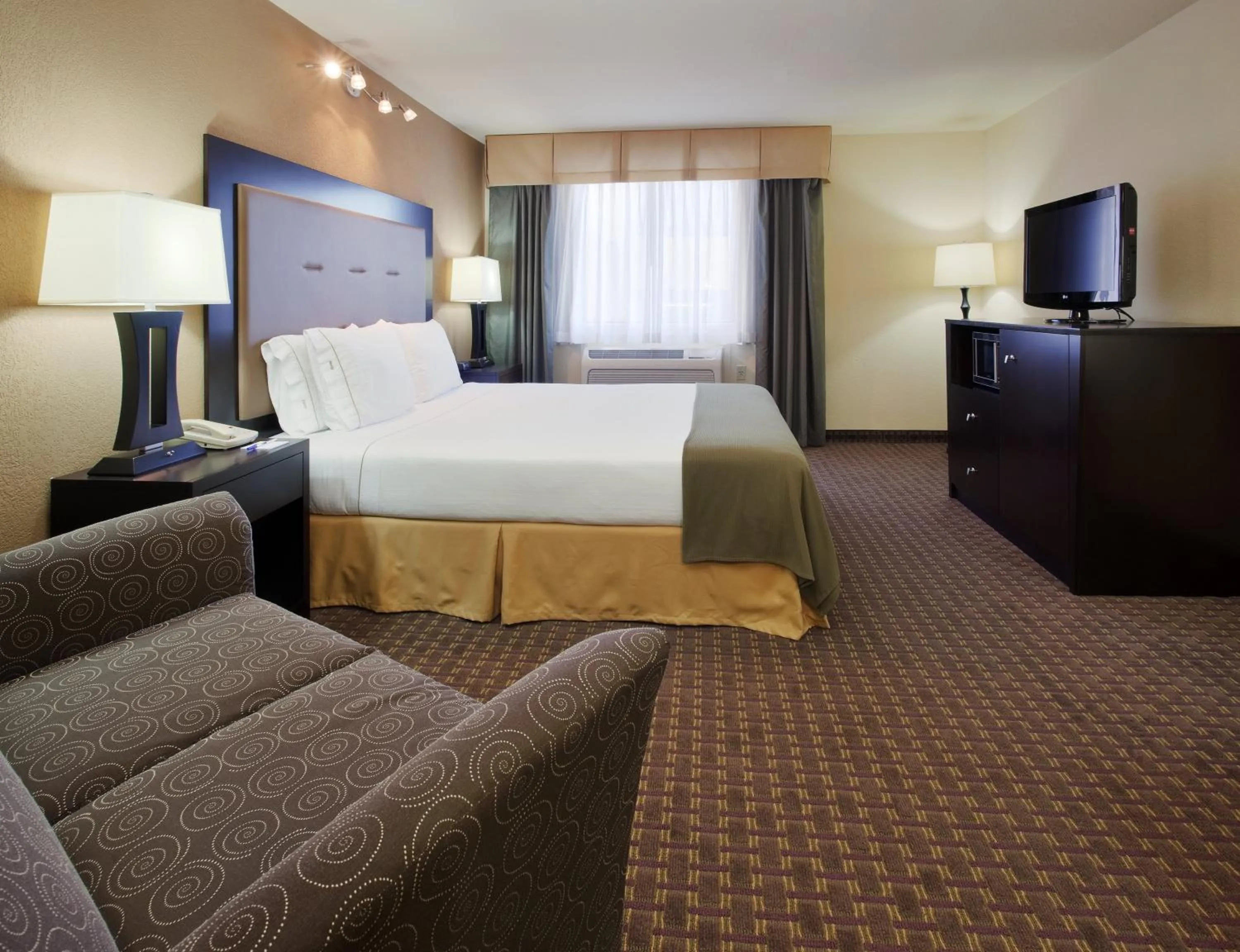Standard King Room with Extra Floor Space in Holiday Inn Express Union City San Jose by IHG