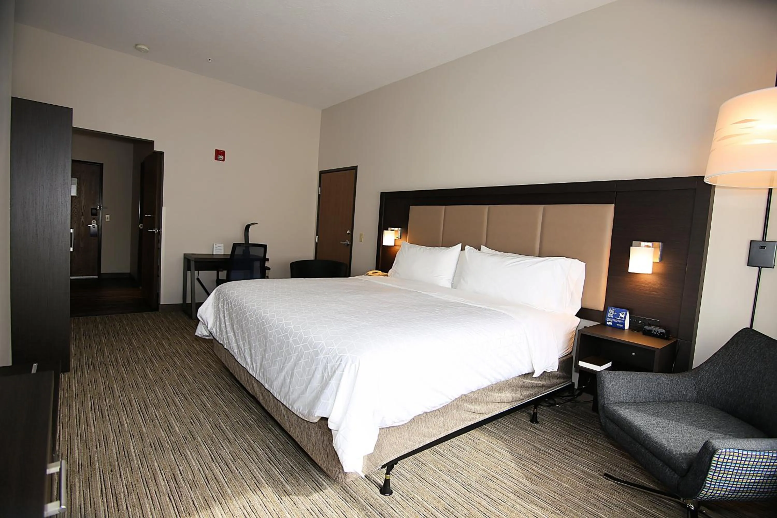 Photo of the whole room, Bed in Holiday Inn Express Hotel & Suites Ashland by IHG