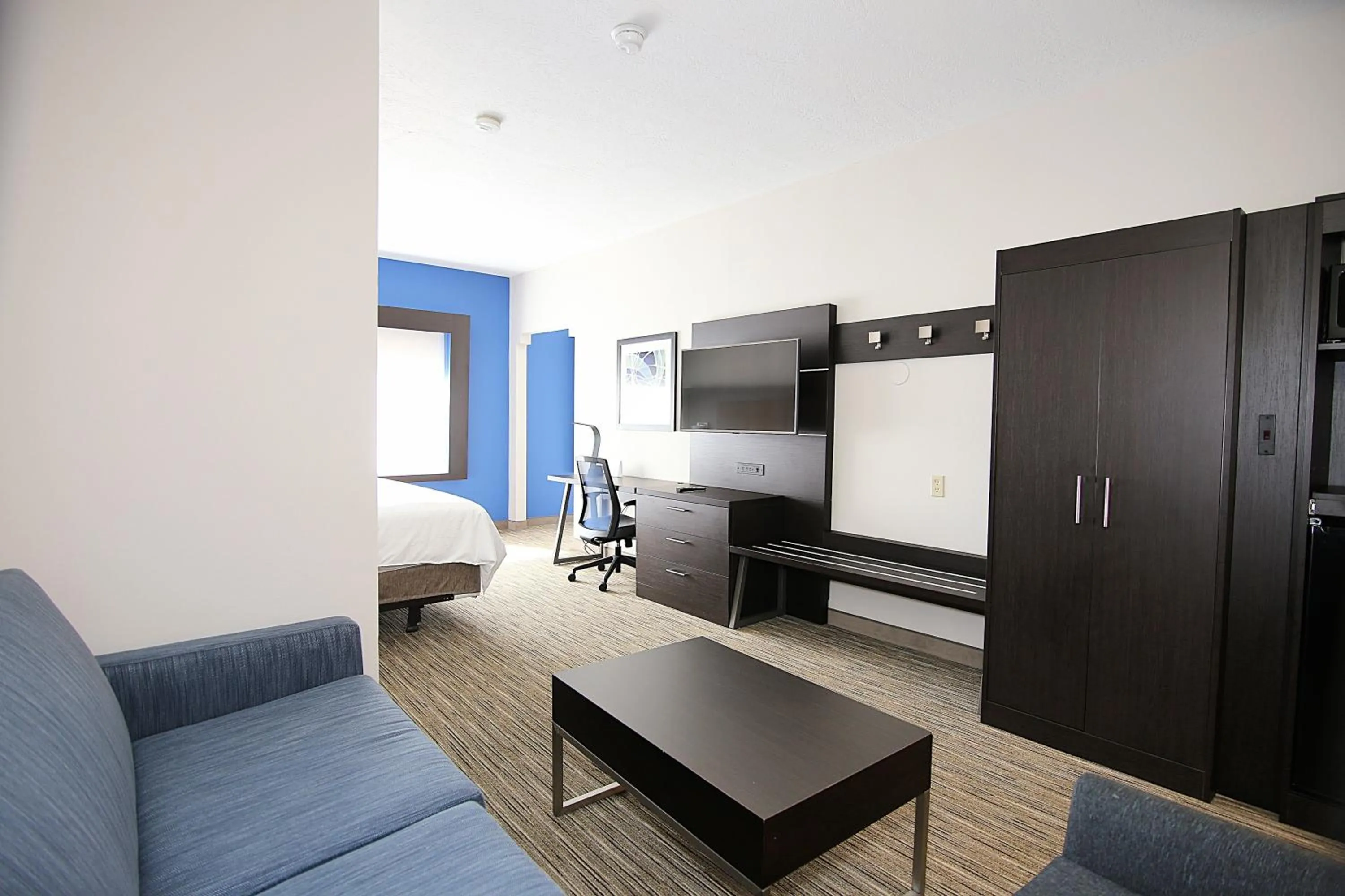 Bedroom in Holiday Inn Express Hotel & Suites Ashland by IHG