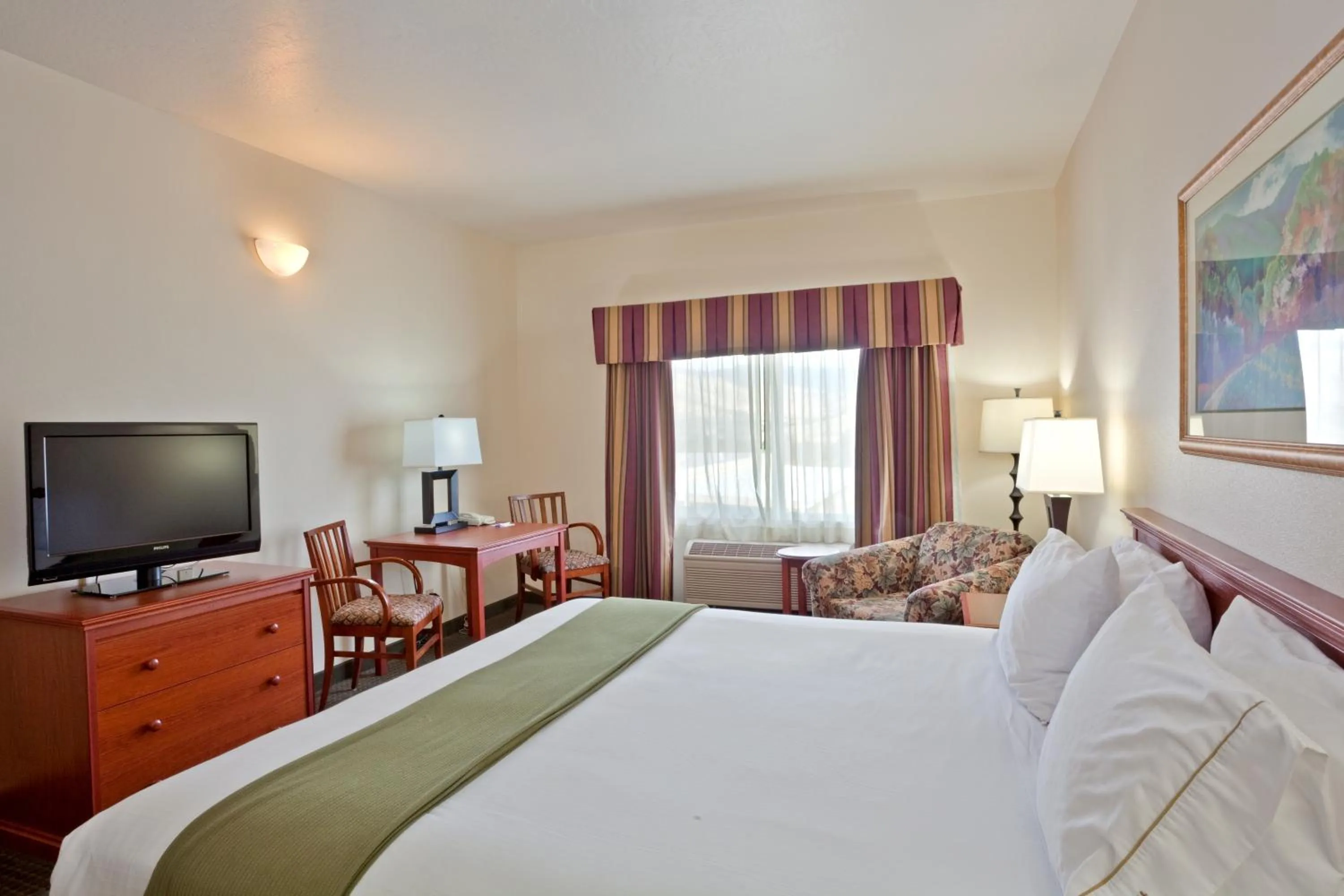 Photo of the whole room, Bed in Holiday Inn Express Hotel & Suites Ashland by IHG