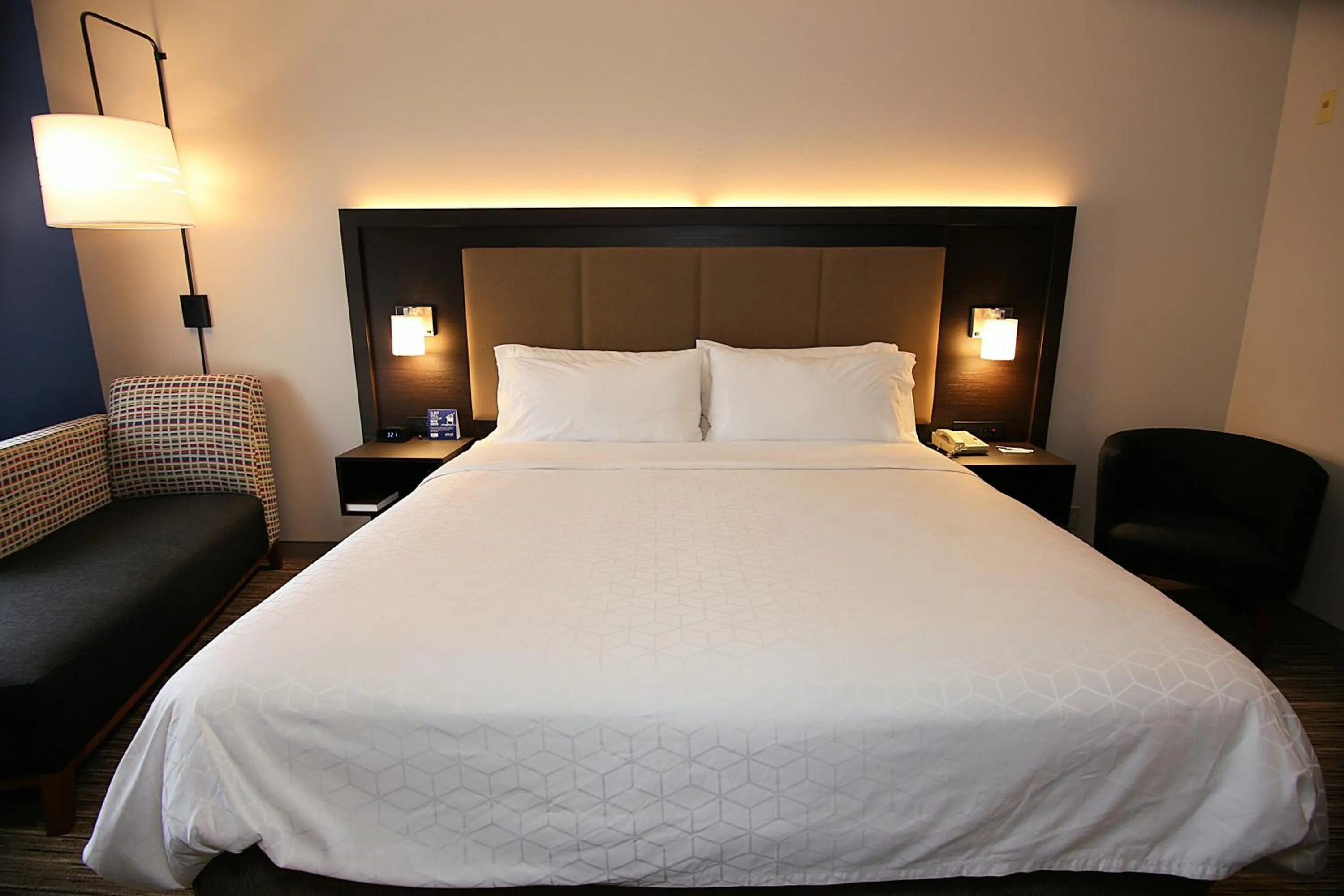 Photo of the whole room, Bed in Holiday Inn Express Hotel & Suites Ashland by IHG