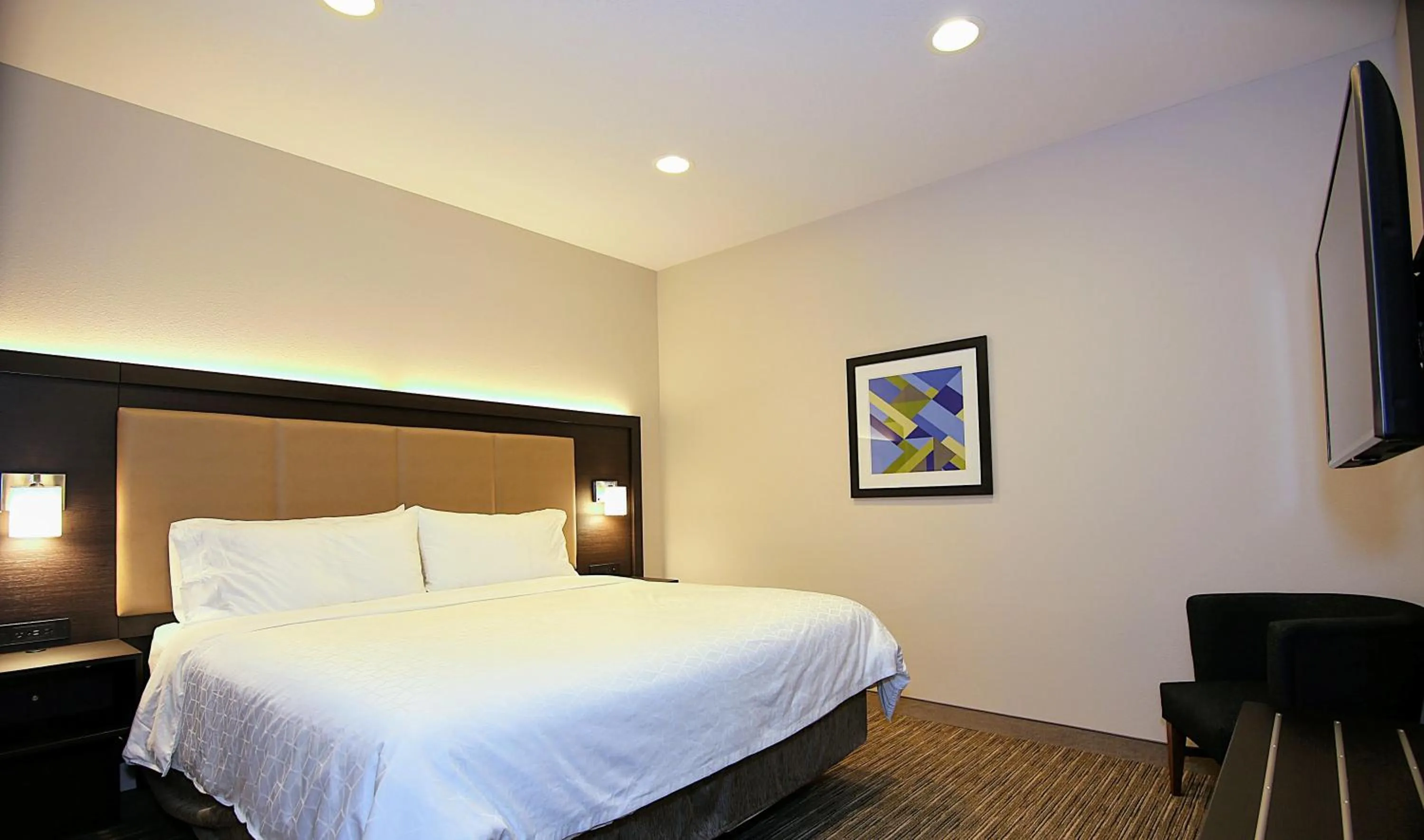 Bedroom, Bed in Holiday Inn Express Hotel & Suites Ashland by IHG