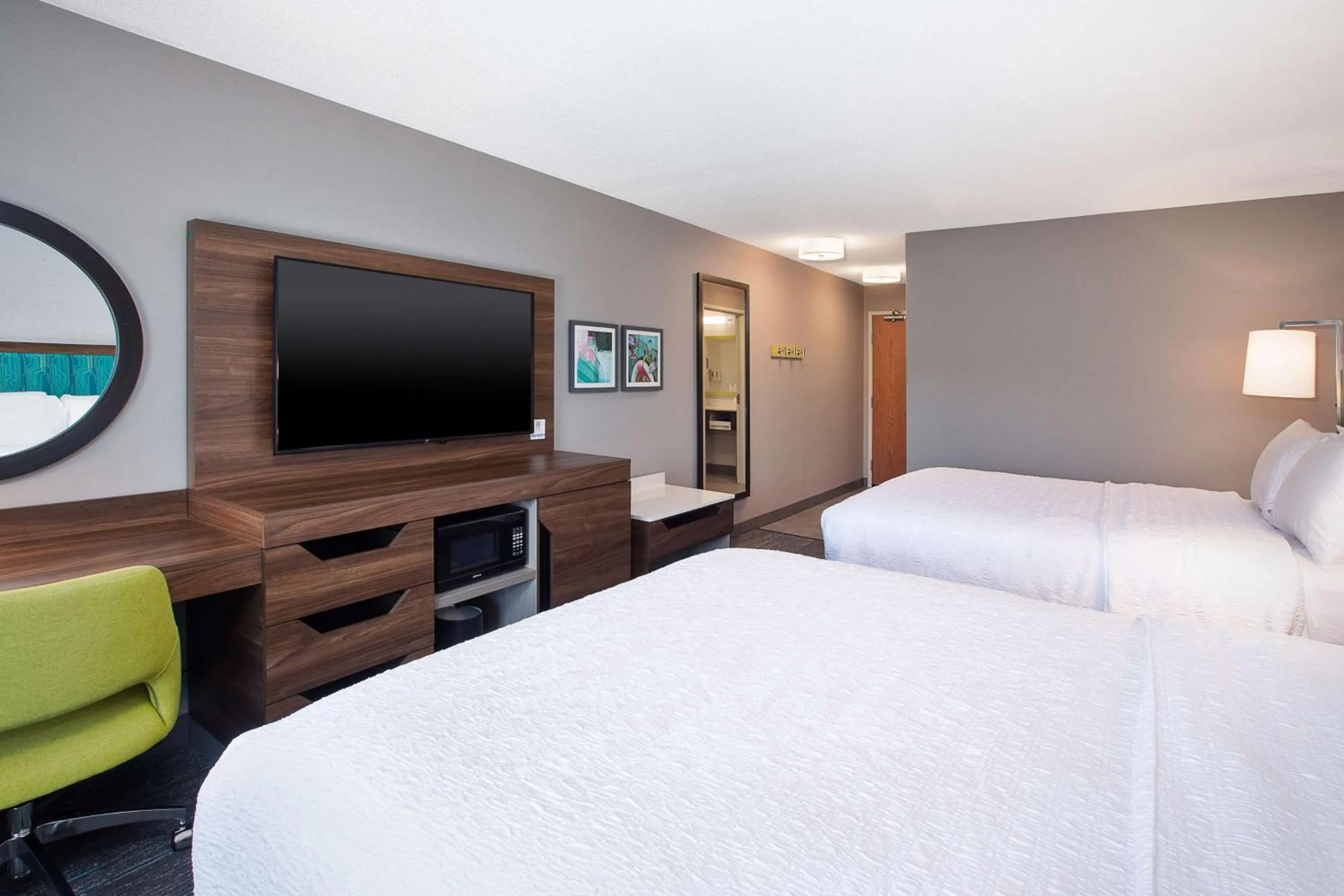 Bed in Hampton Inn Detroit - Shelby Township