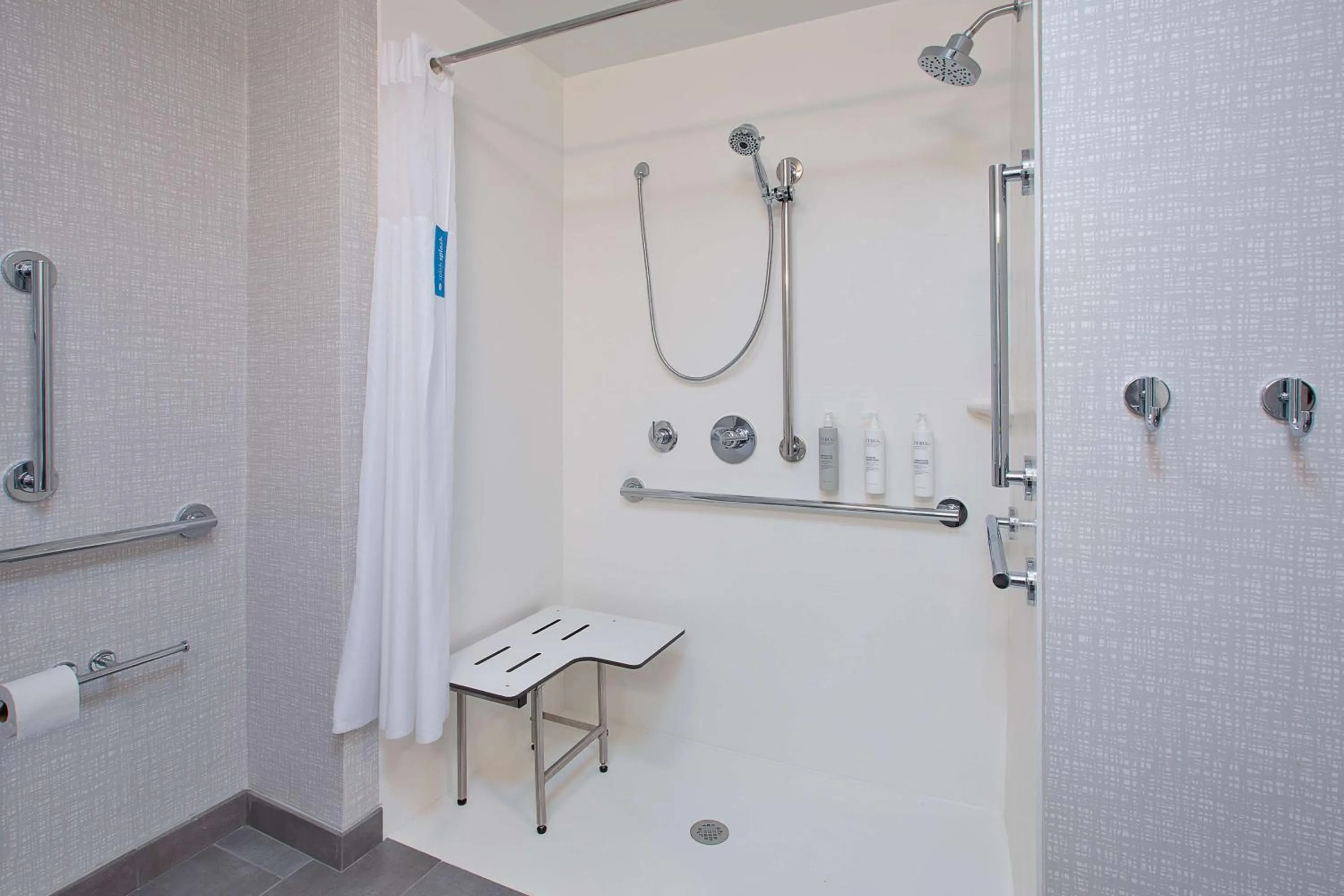 Bathroom in Hampton Inn Detroit - Shelby Township