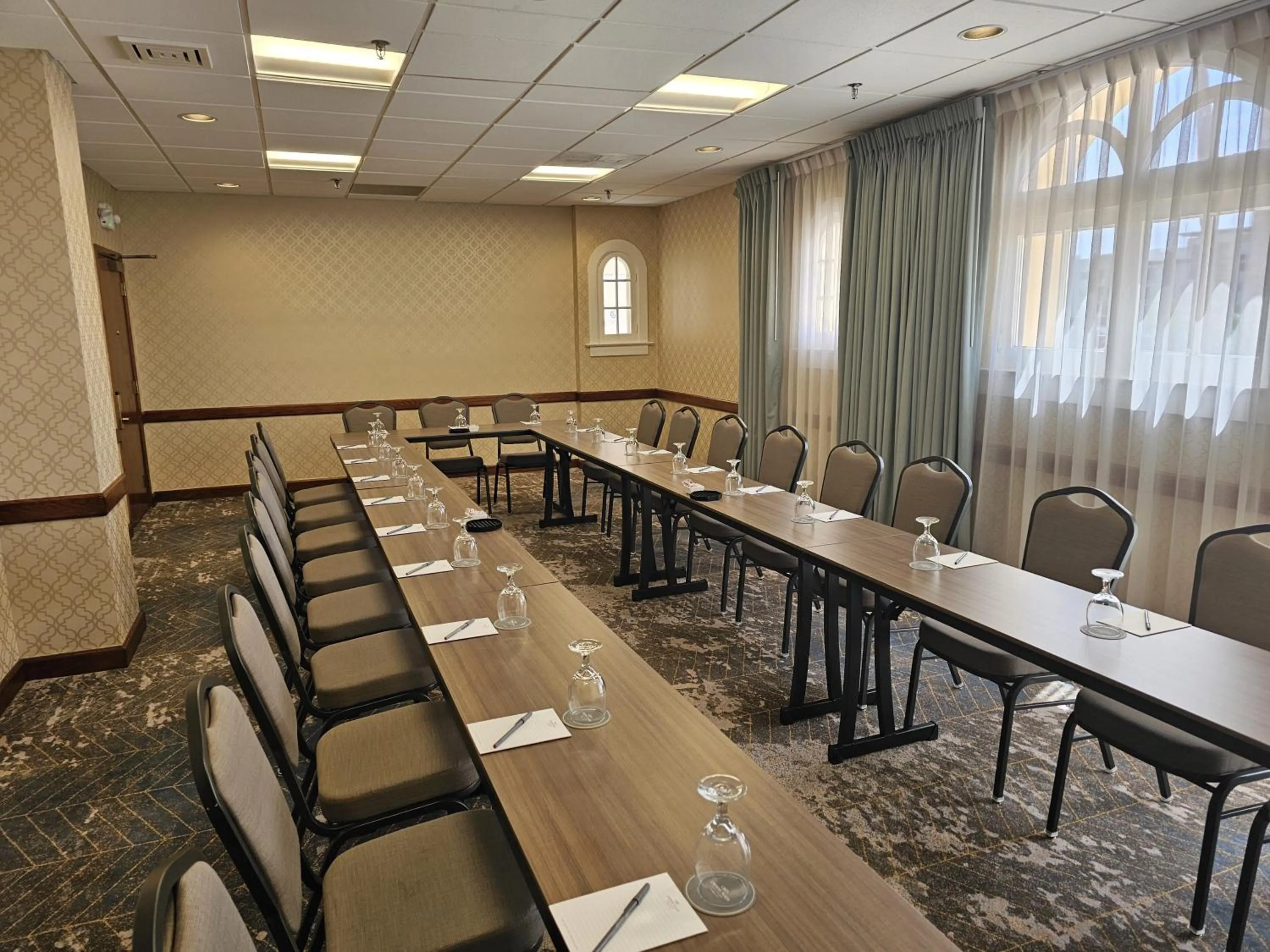 Meeting/conference room in Crowne Plaza Phoenix - Chandler Golf Resort by IHG