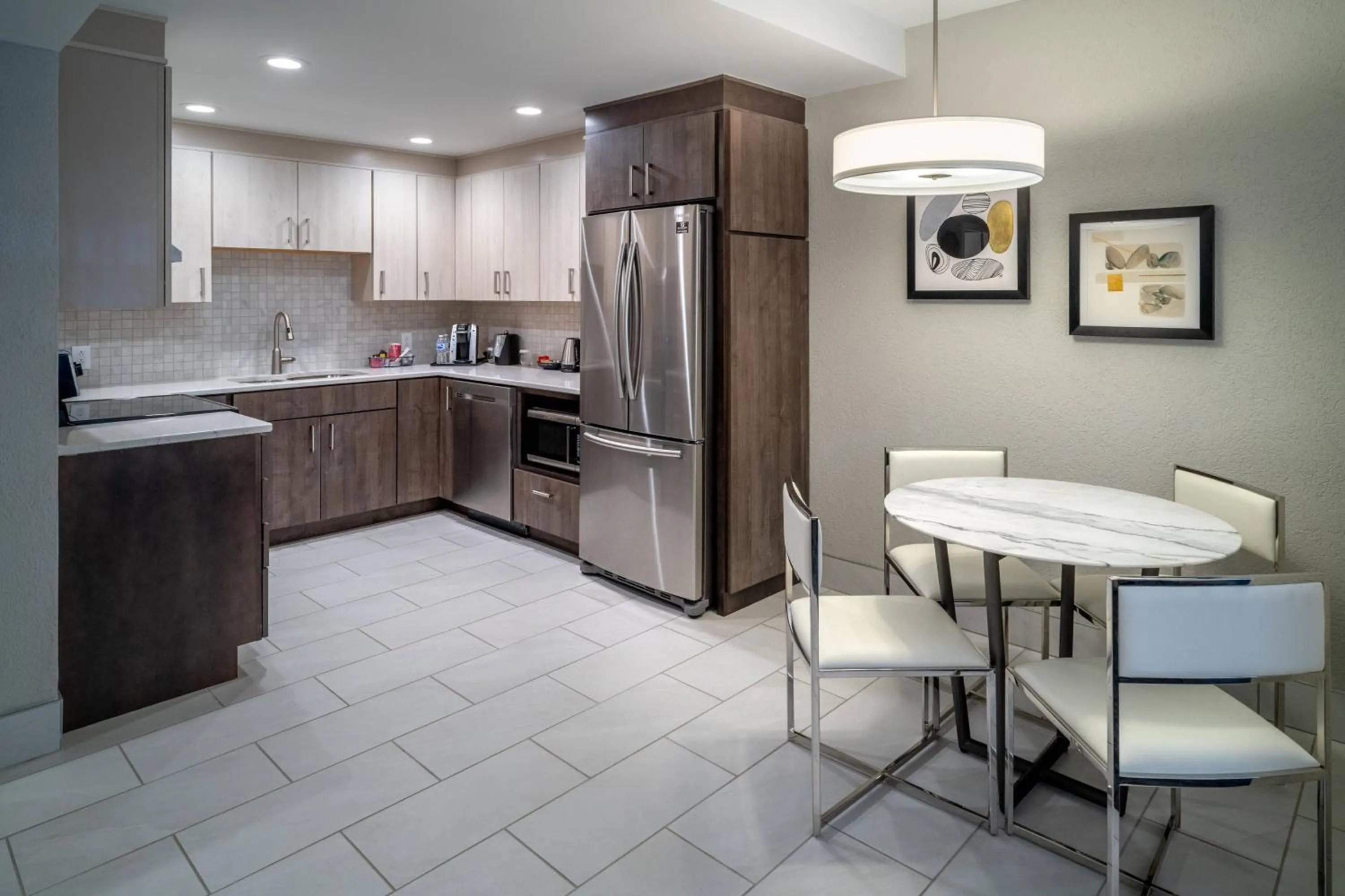 Kitchen or kitchenette in Delta Hotels by Marriott Huntington Downtown