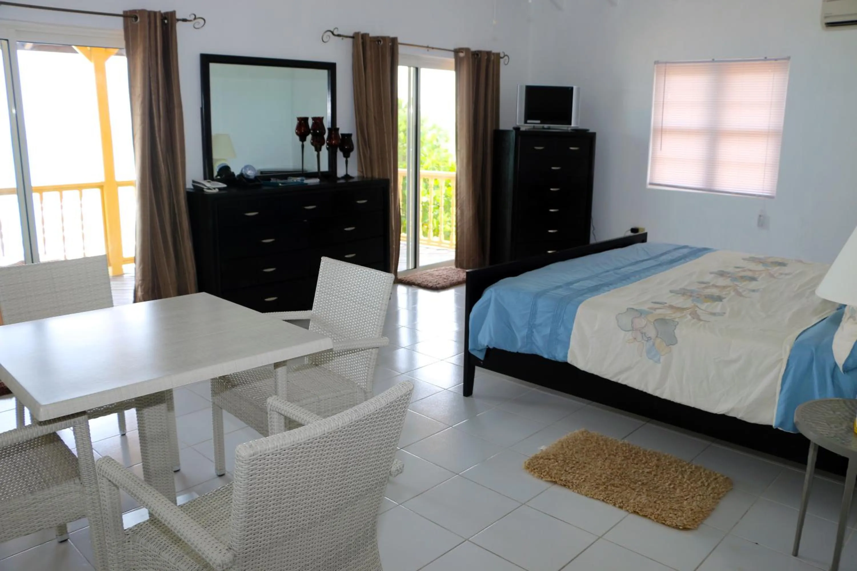 Bedroom, Bed in Rendezvous Bay Hotel