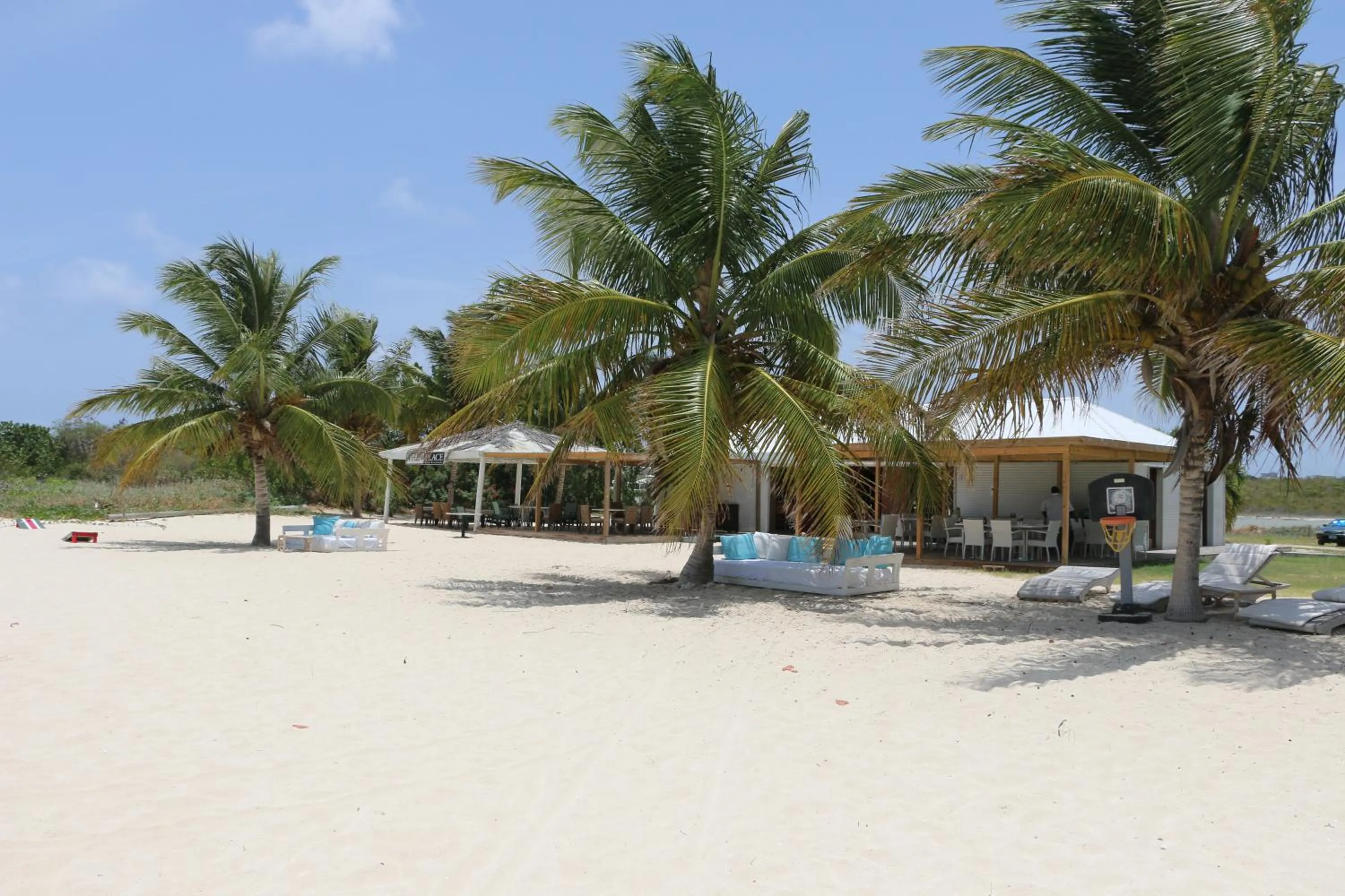Lounge or bar in Rendezvous Bay Hotel