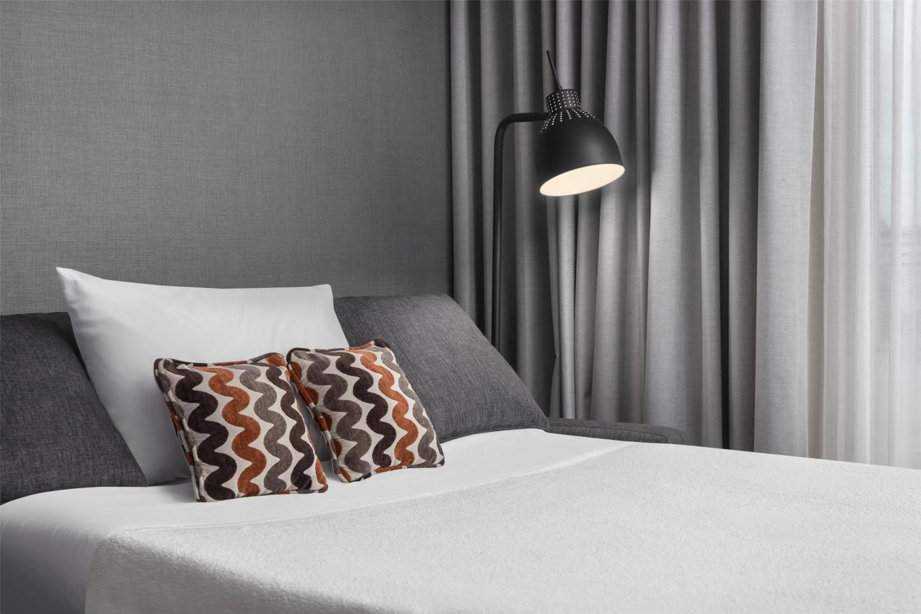 Living room, Bed in Hilton Garden Inn Toronto Airport