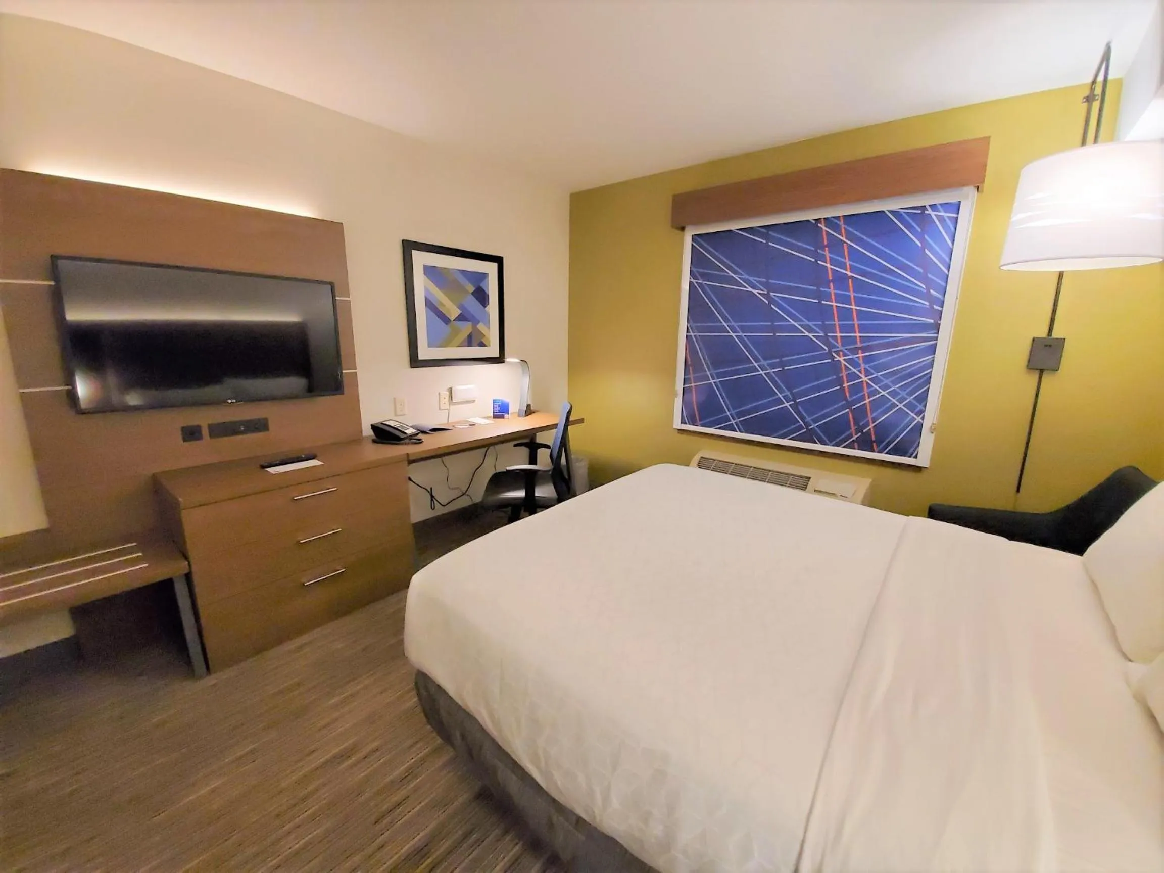 Bedroom, Bed in Holiday Inn Express Hotel & Suites Seattle North - Lynnwood by IHG