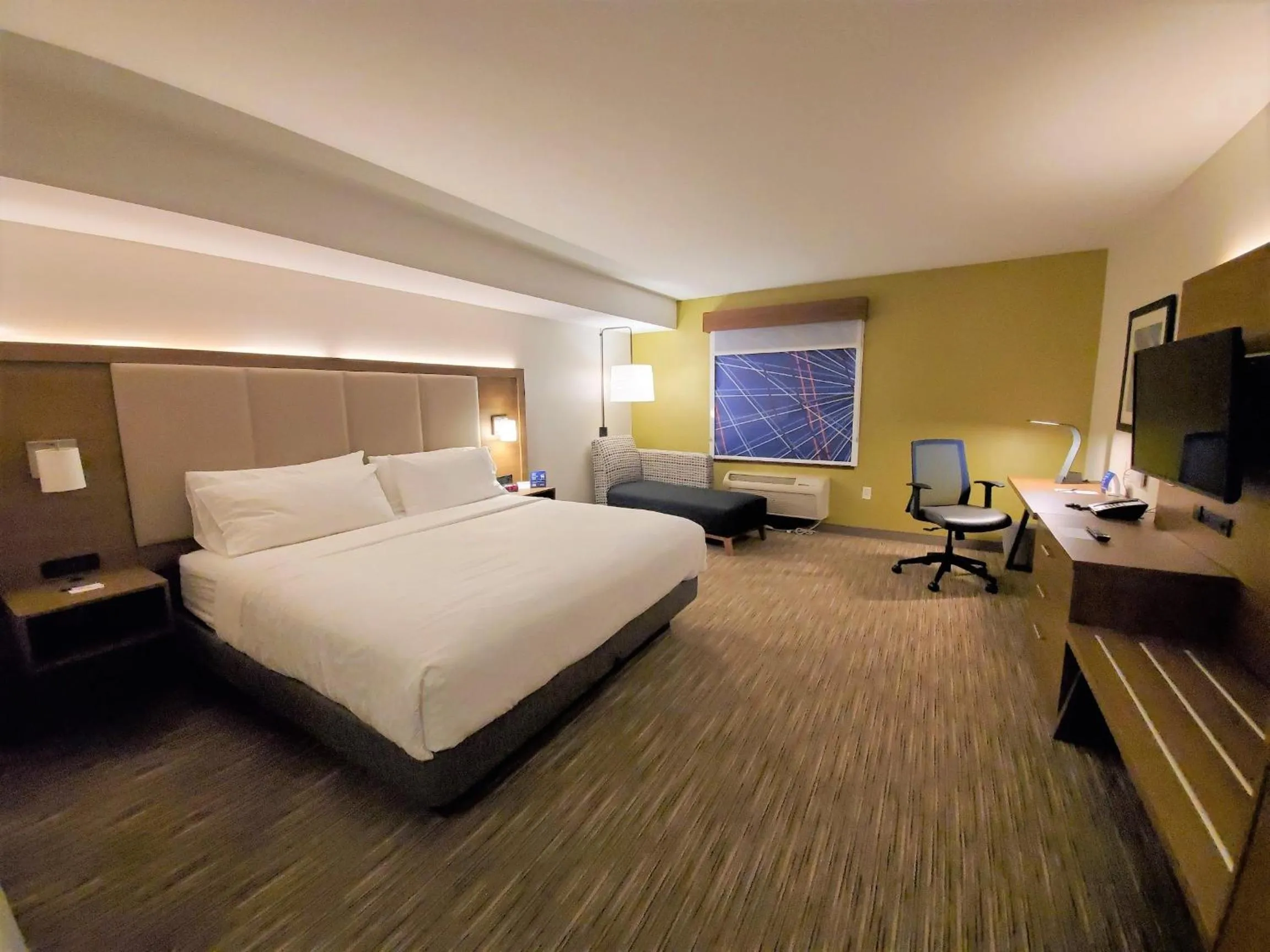 Photo of the whole room, Bed in Holiday Inn Express Hotel & Suites Seattle North - Lynnwood by IHG